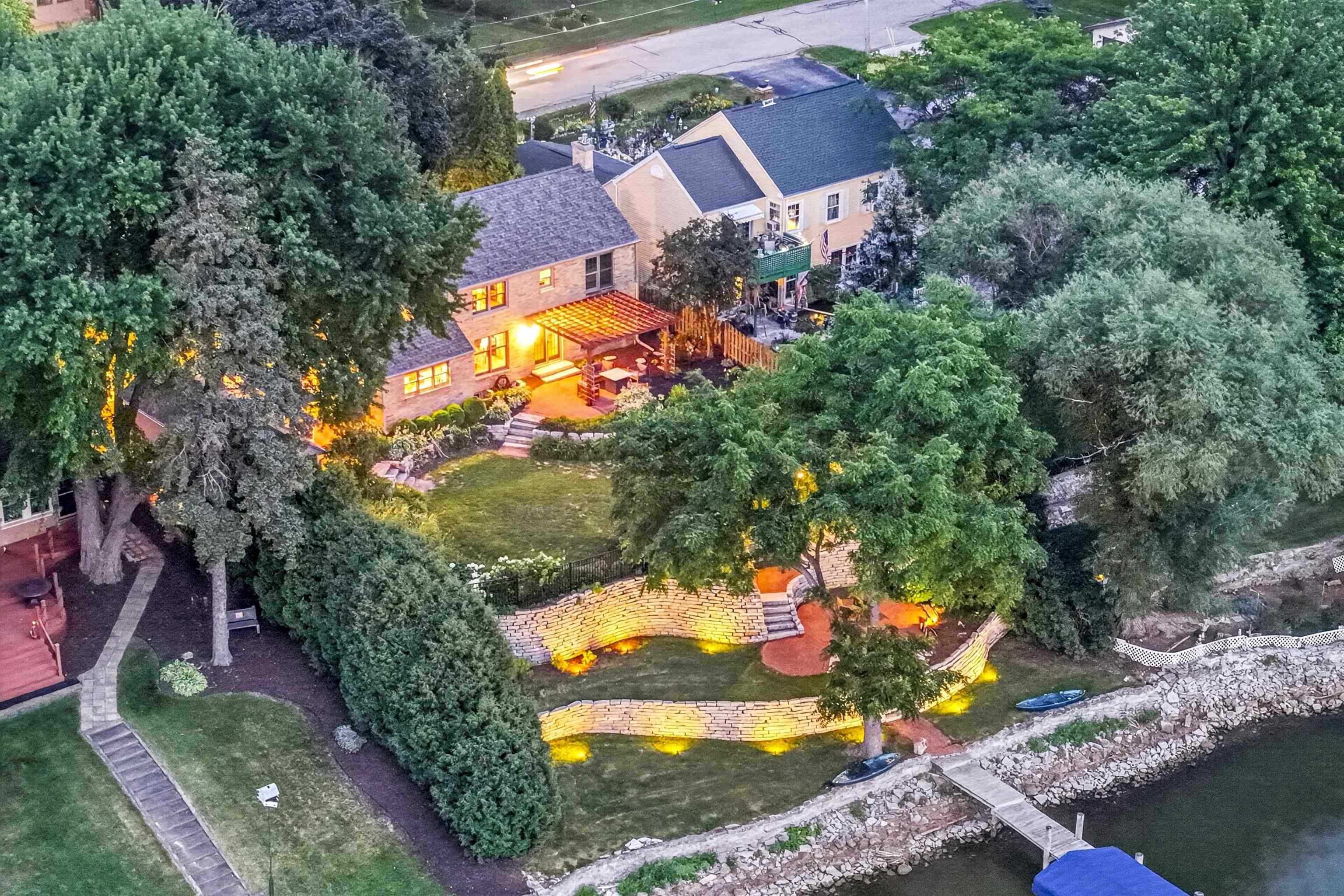 1376 LAKESHORE Drive