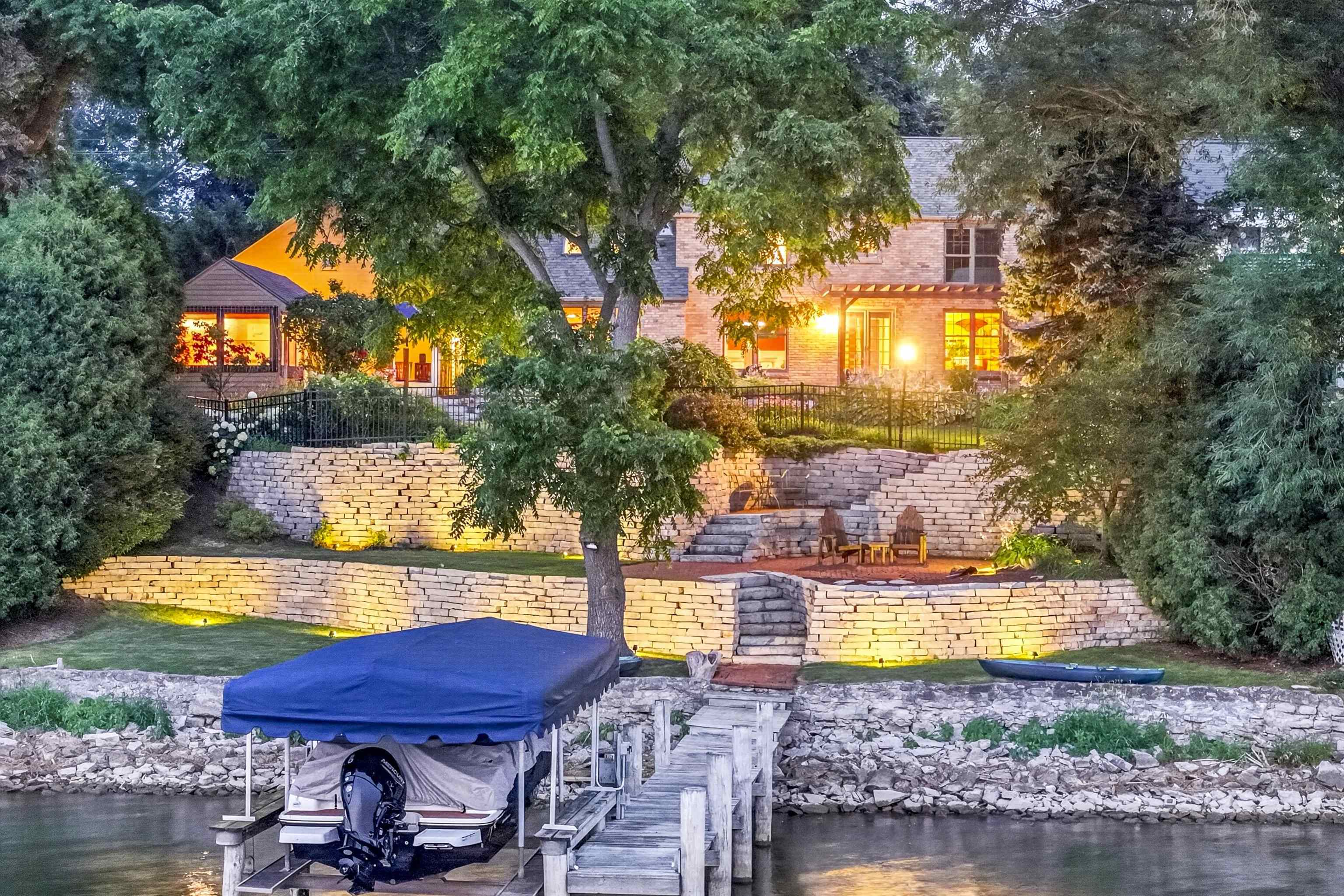 1376 LAKESHORE Drive