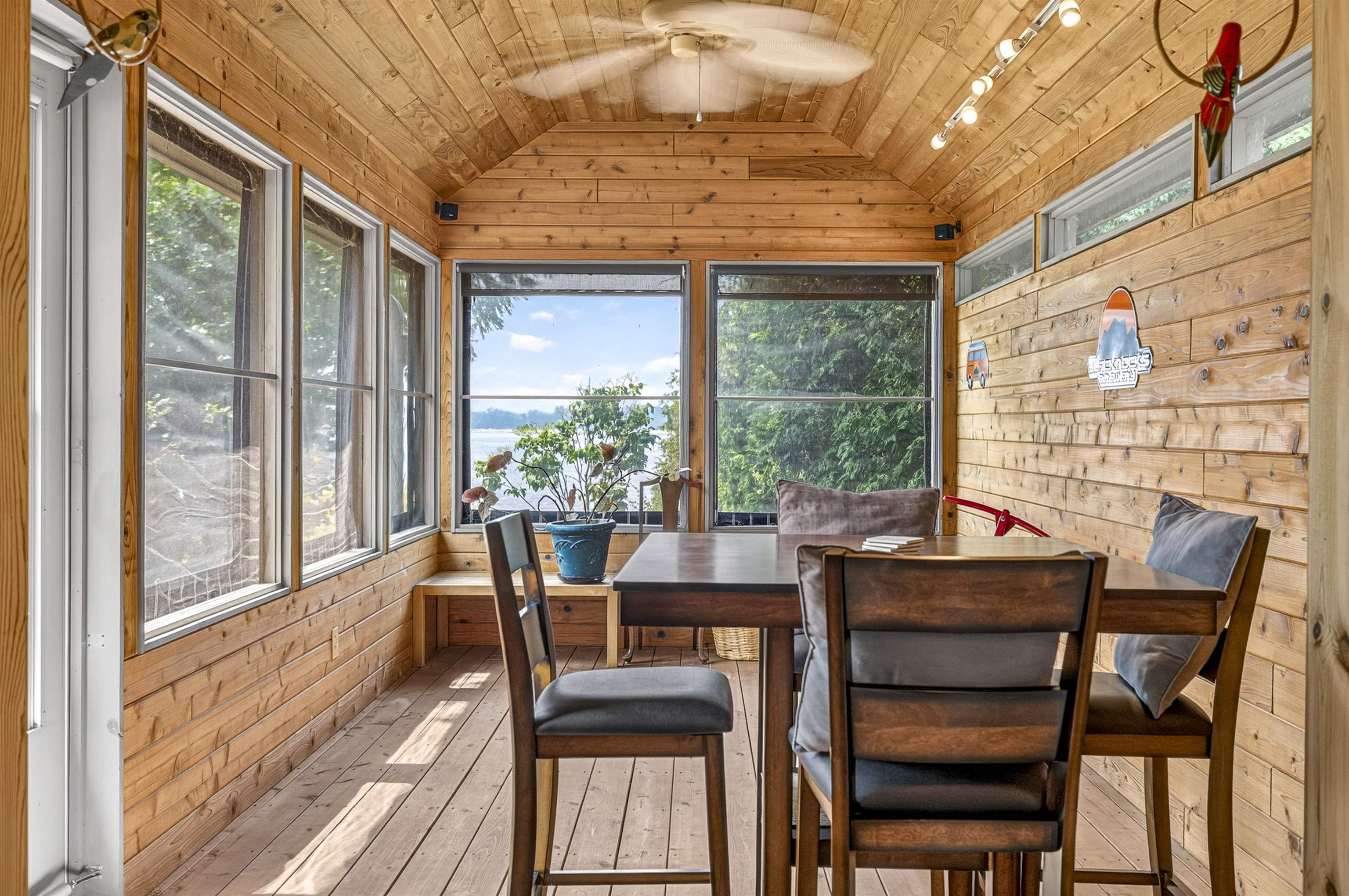 1376 LAKESHORE Drive