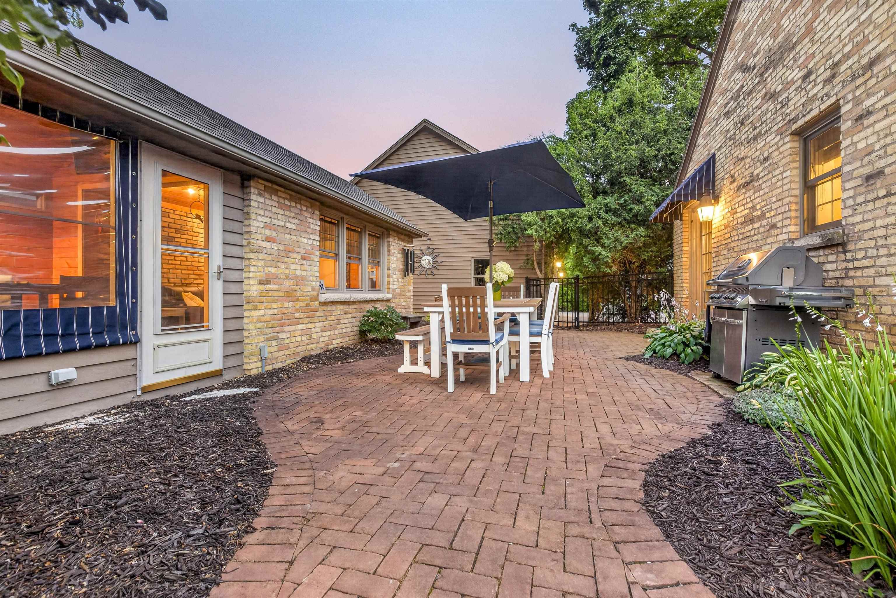 1376 LAKESHORE Drive