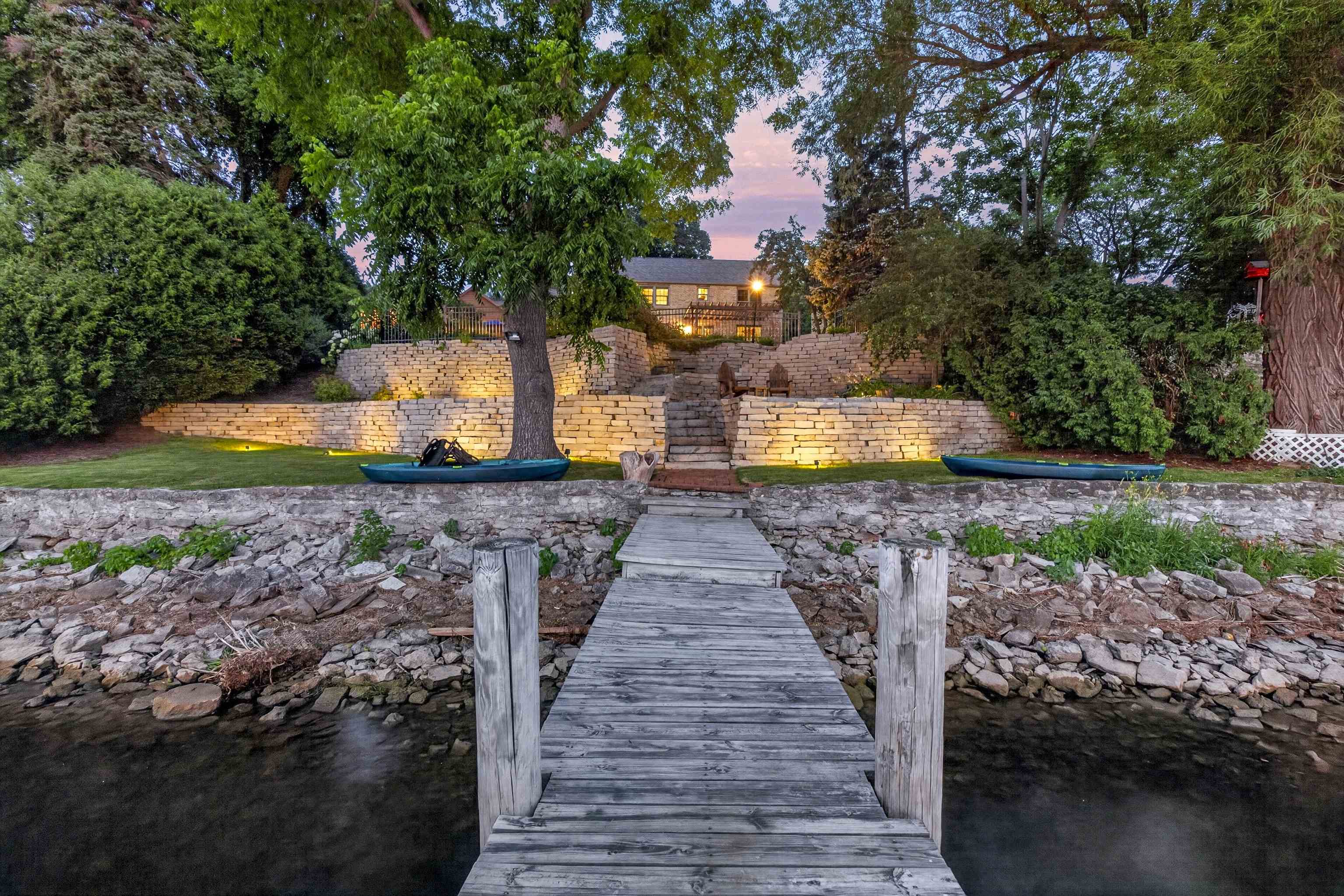 1376 LAKESHORE Drive