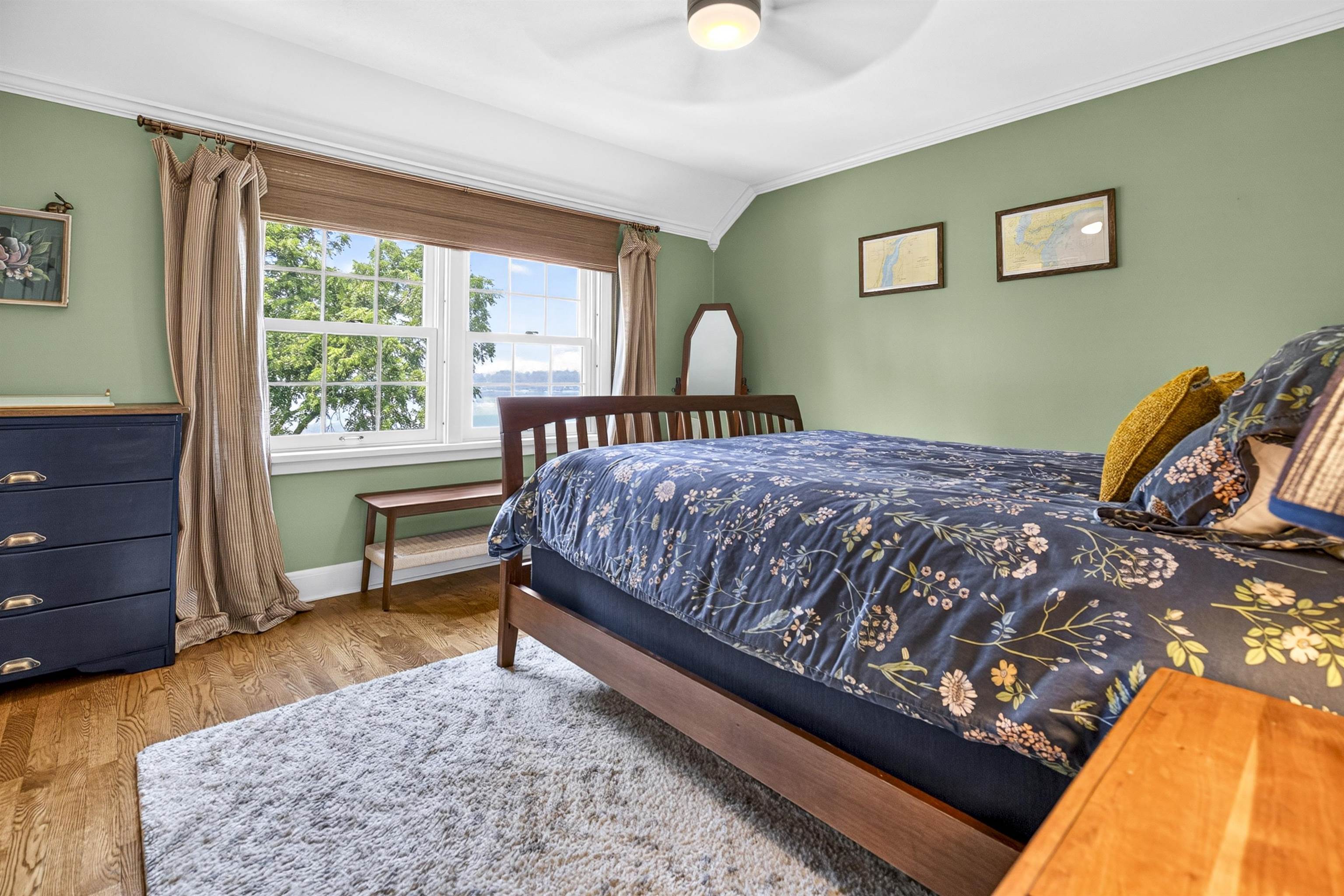 1376 LAKESHORE Drive