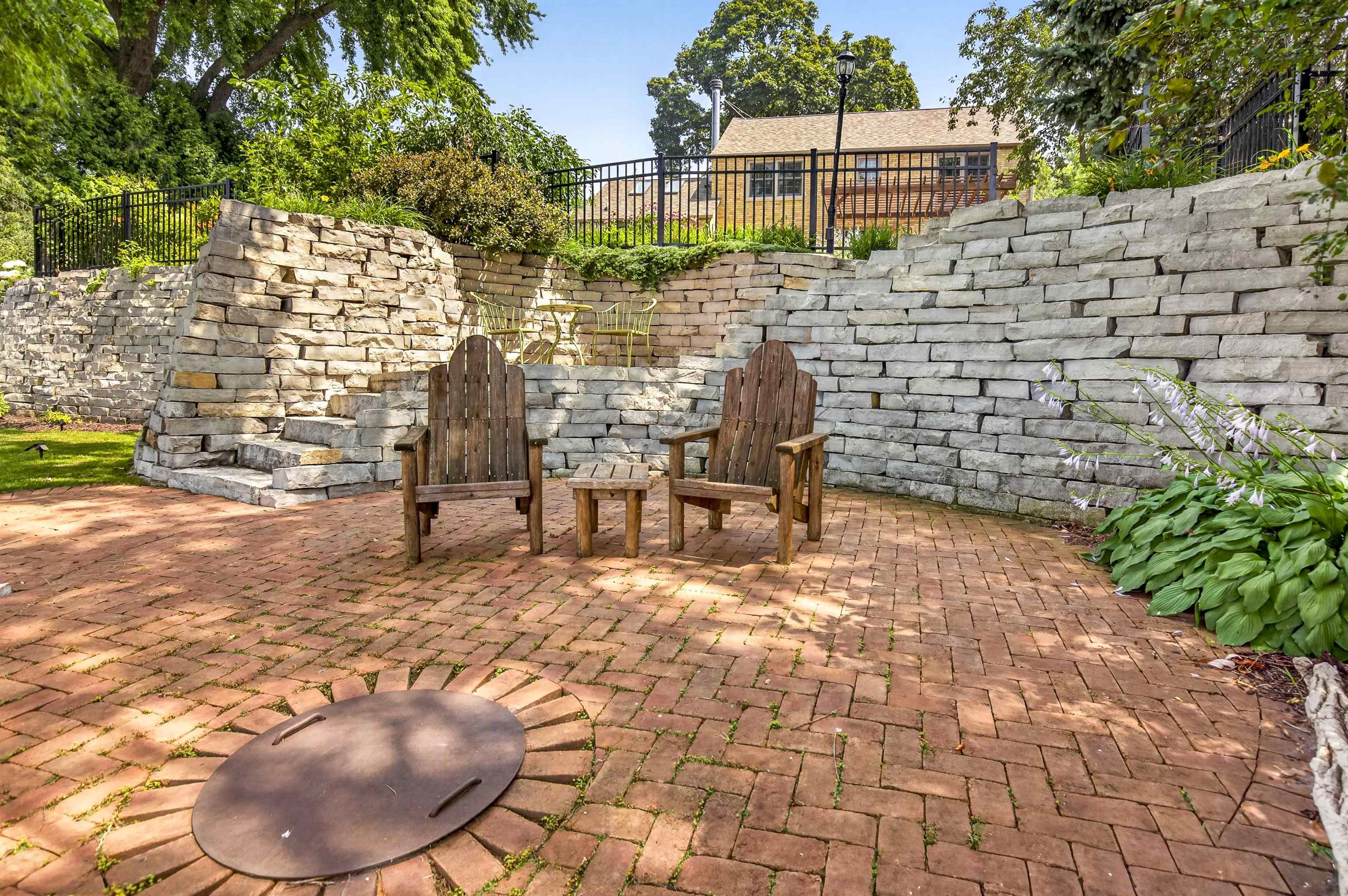 1376 LAKESHORE Drive