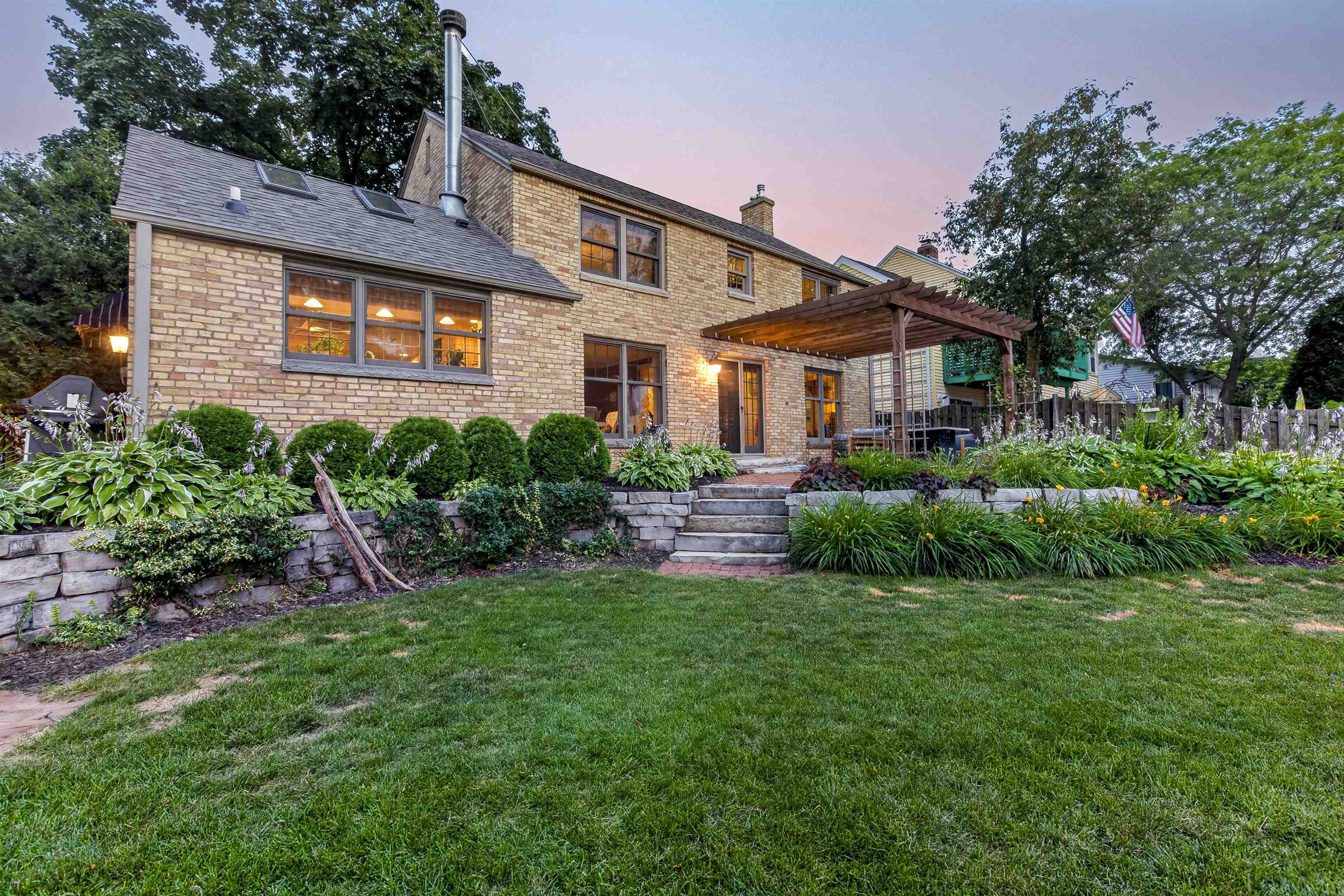 1376 LAKESHORE Drive