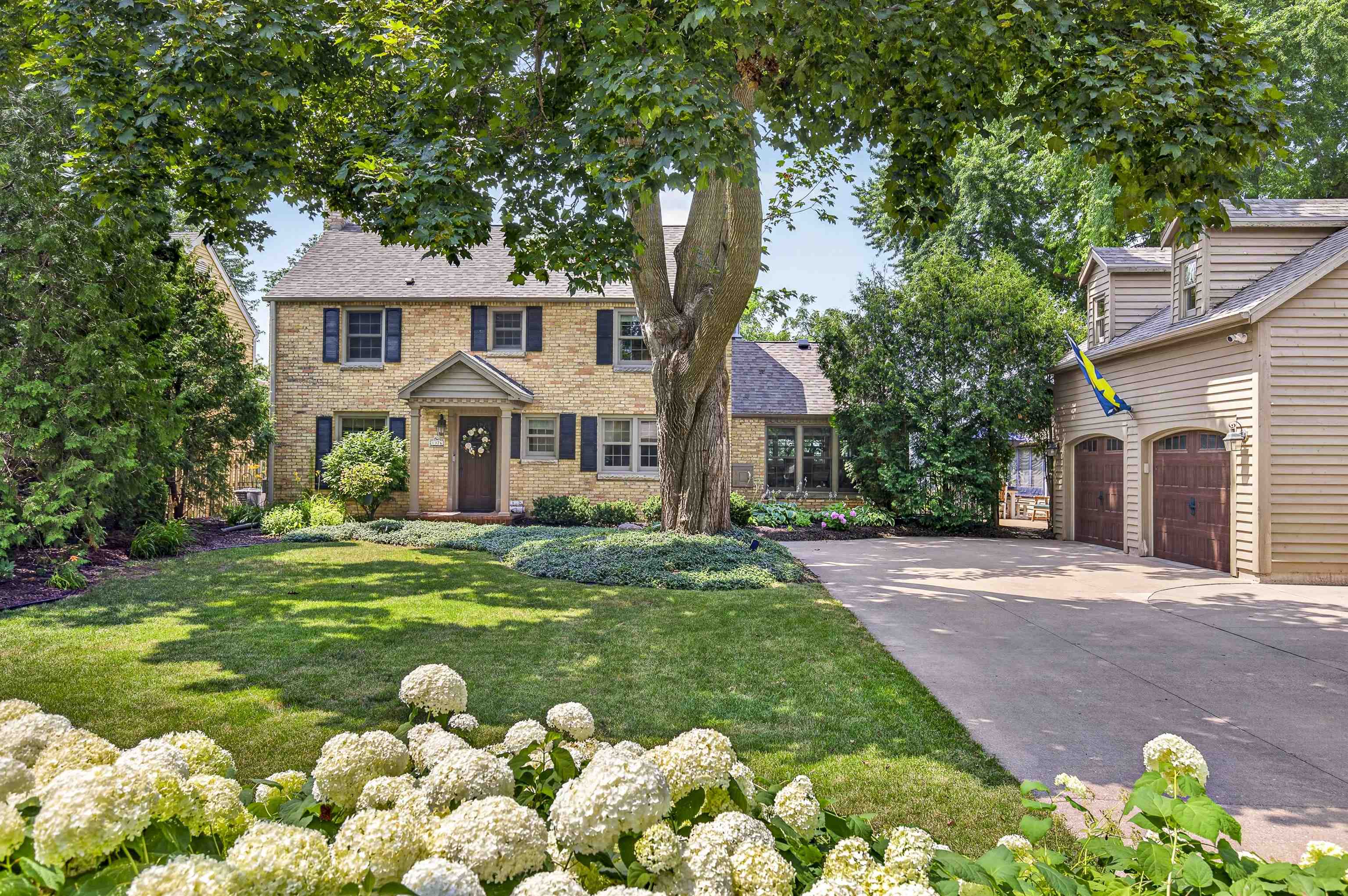 1376 LAKESHORE Drive