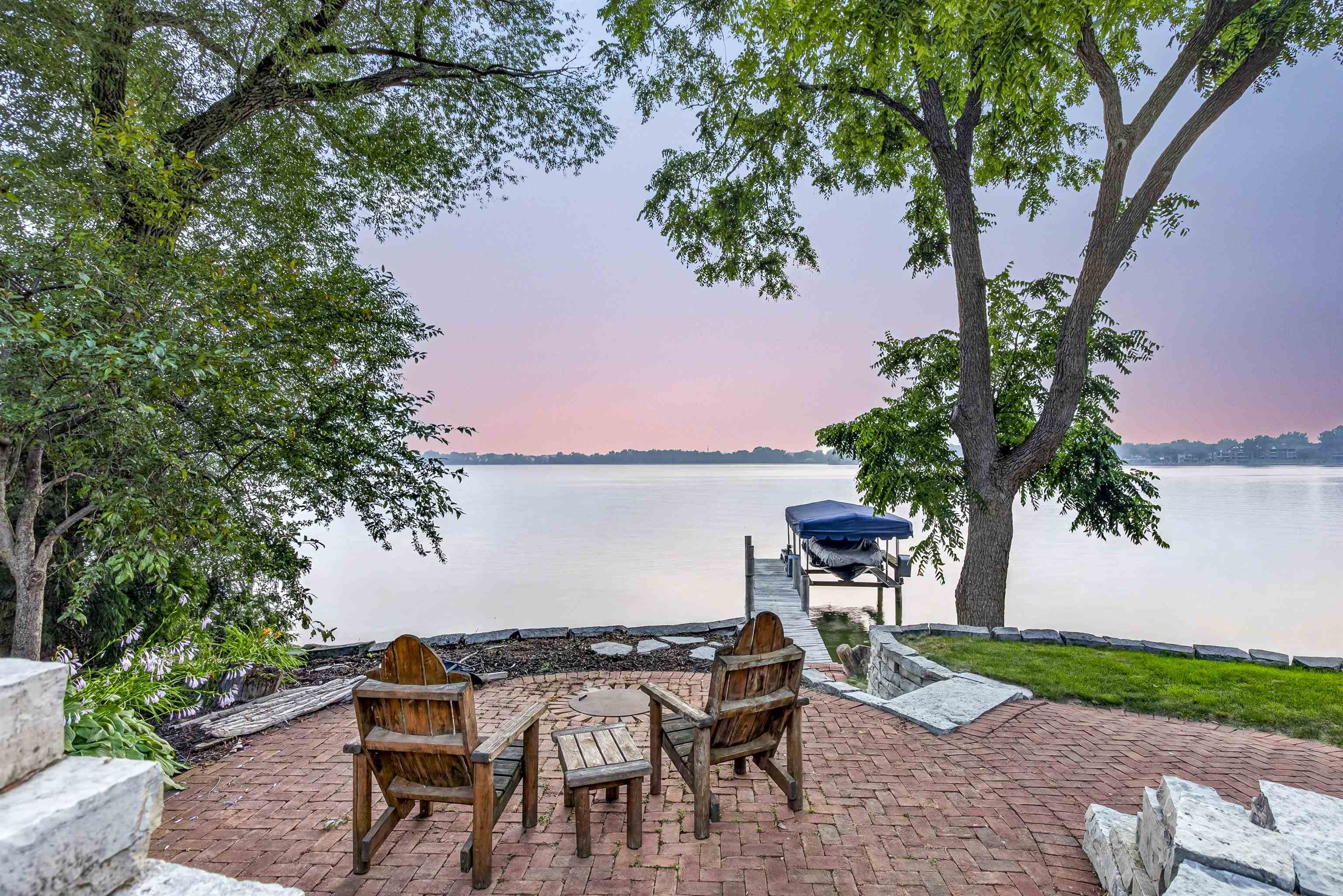 1376 LAKESHORE Drive