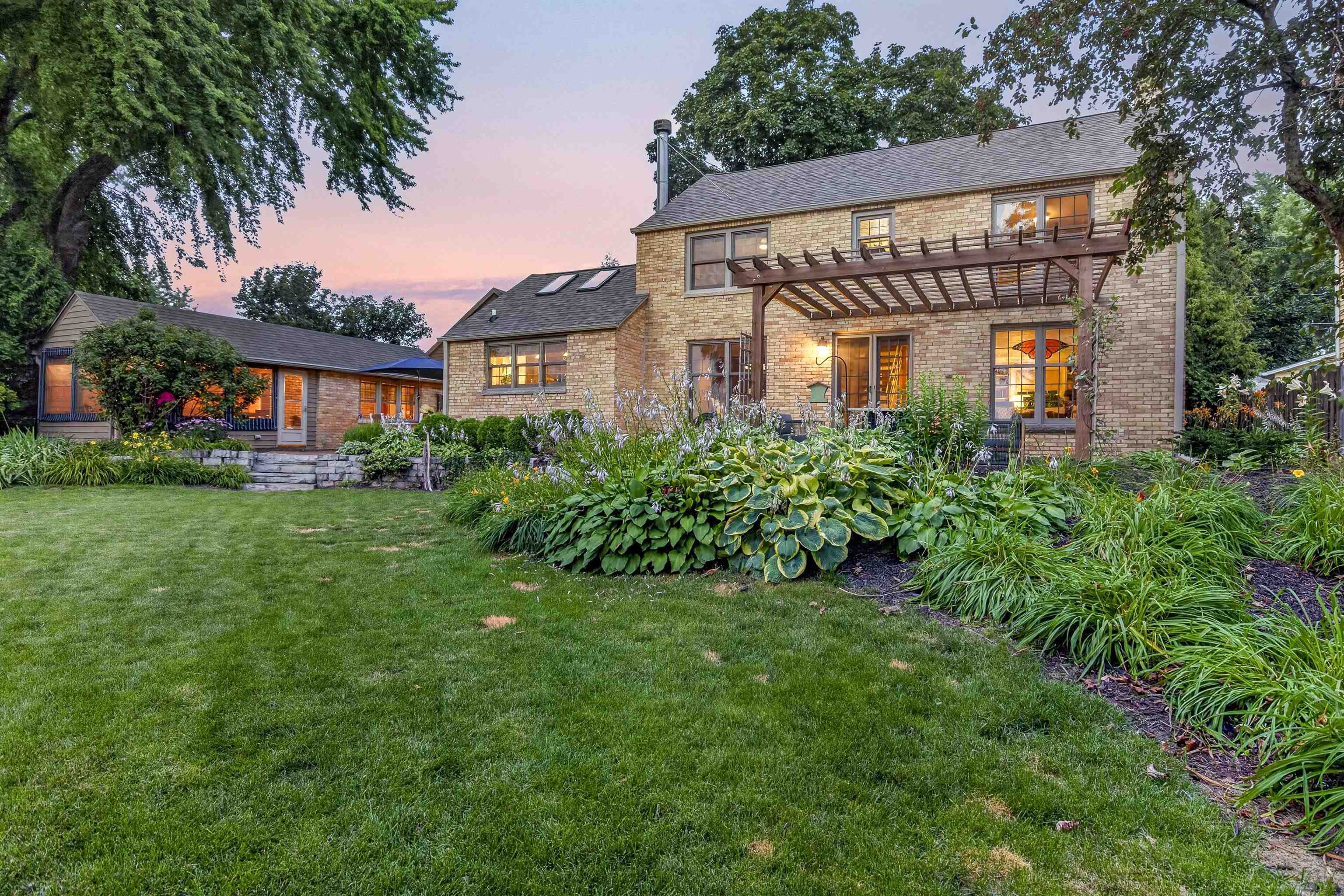 1376 LAKESHORE Drive