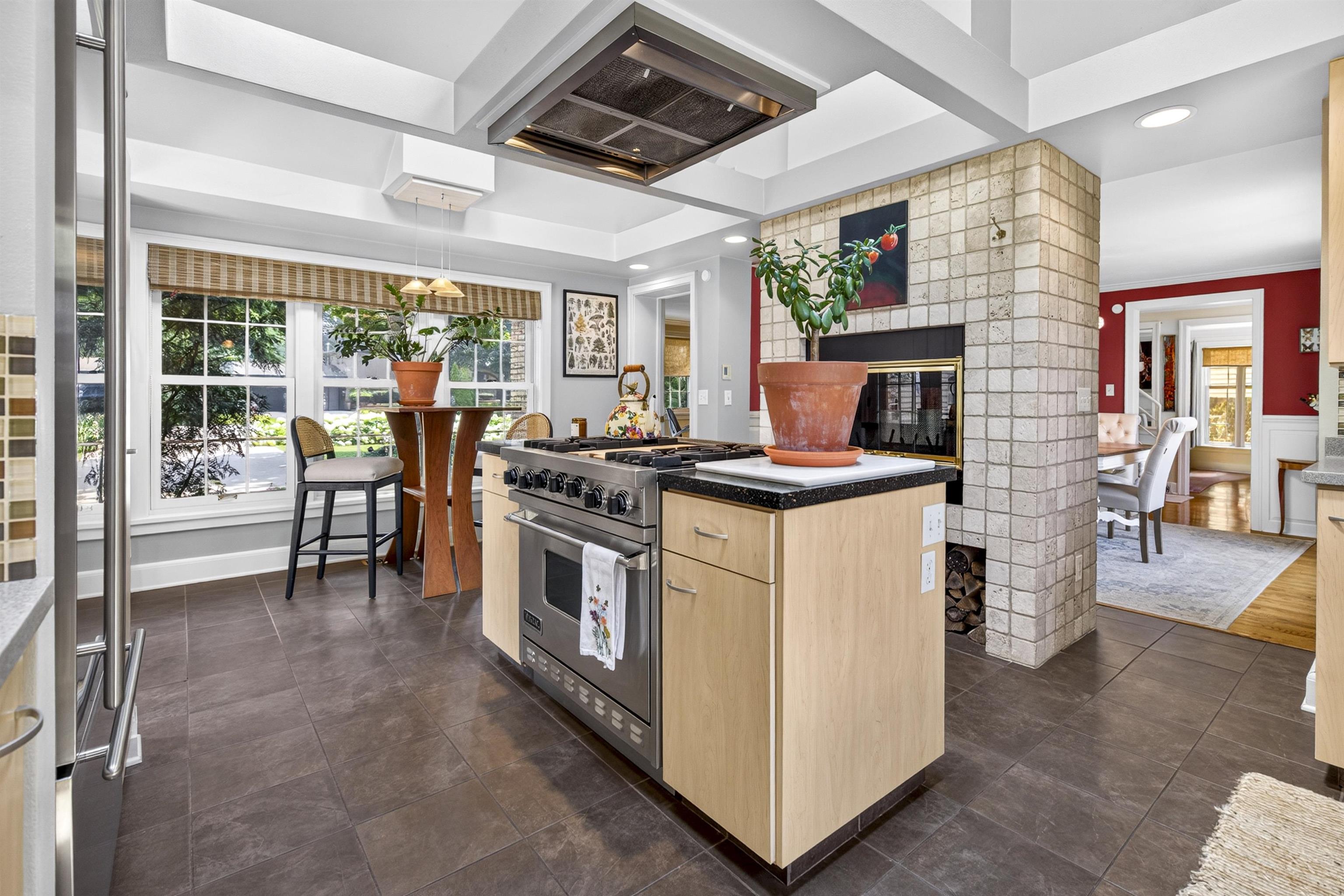 1376 LAKESHORE Drive