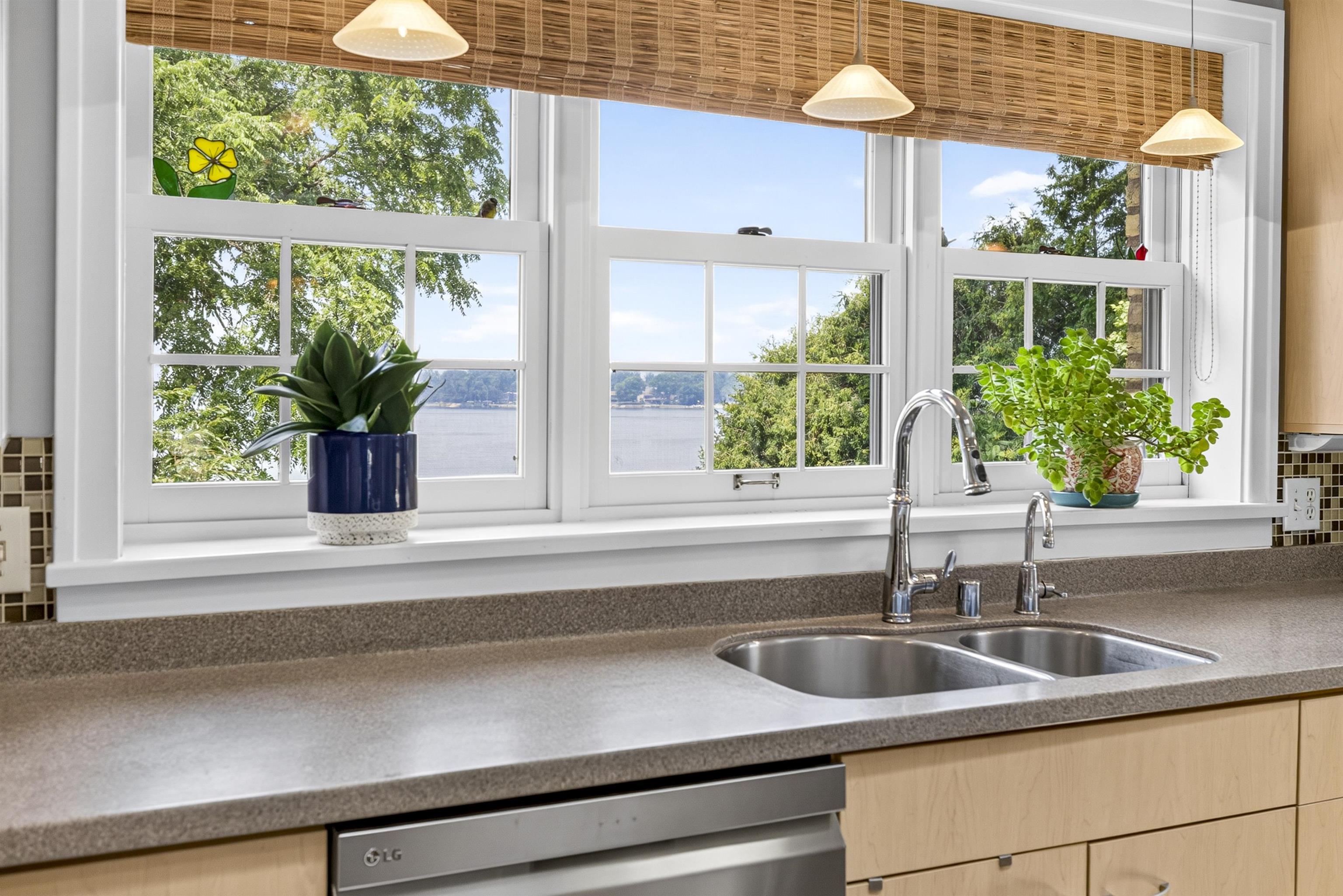 1376 LAKESHORE Drive