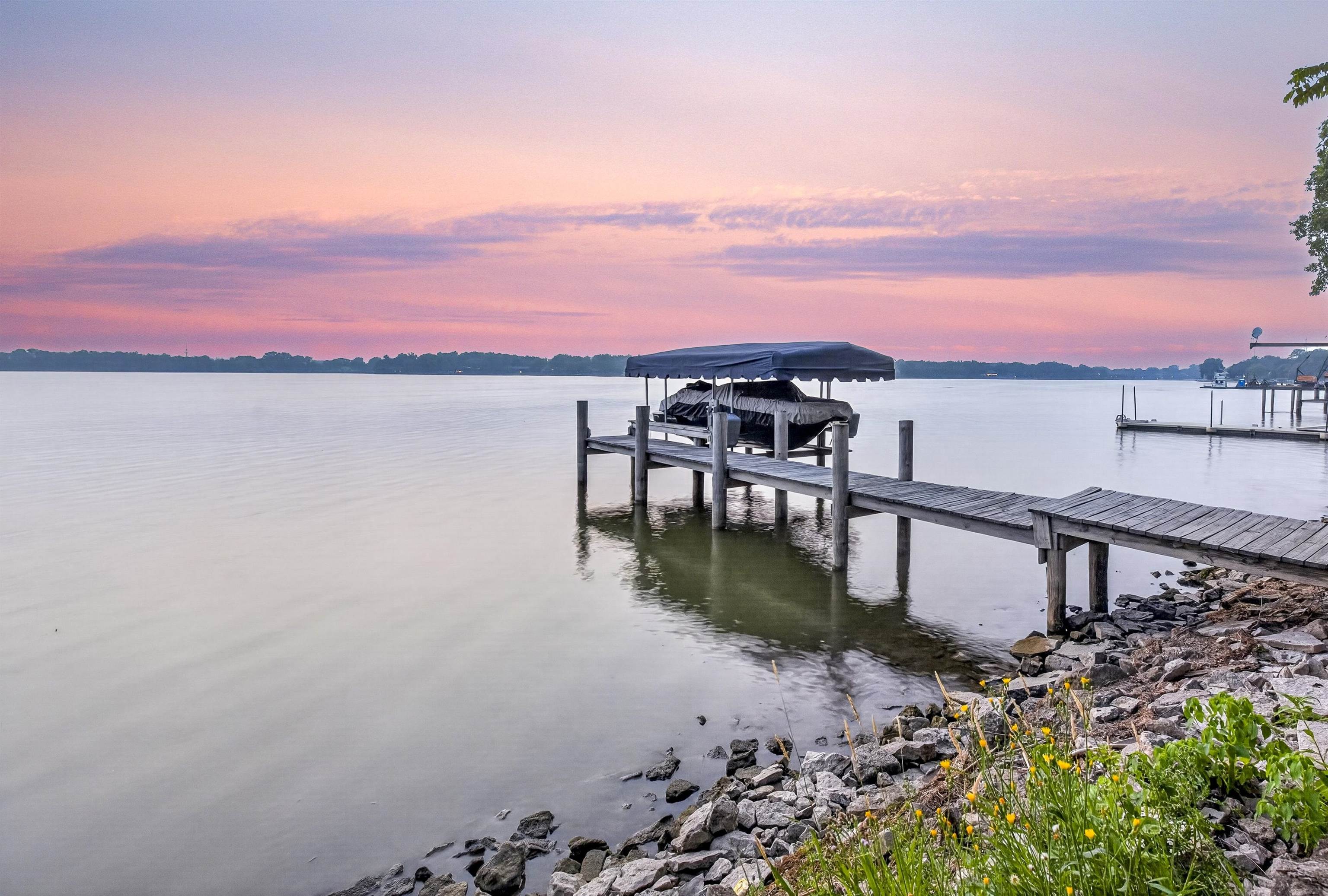 1376 LAKESHORE Drive