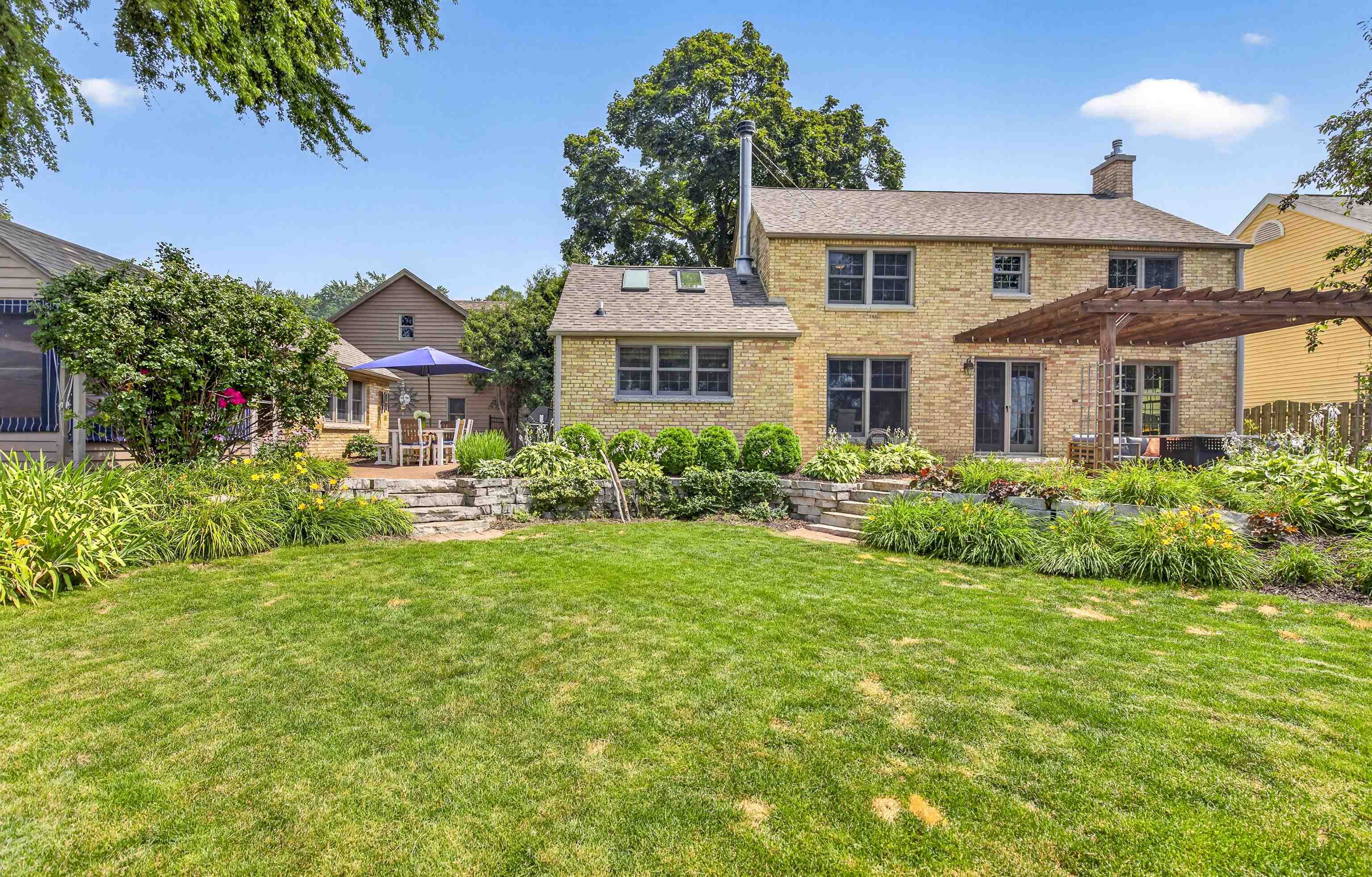 1376 LAKESHORE Drive