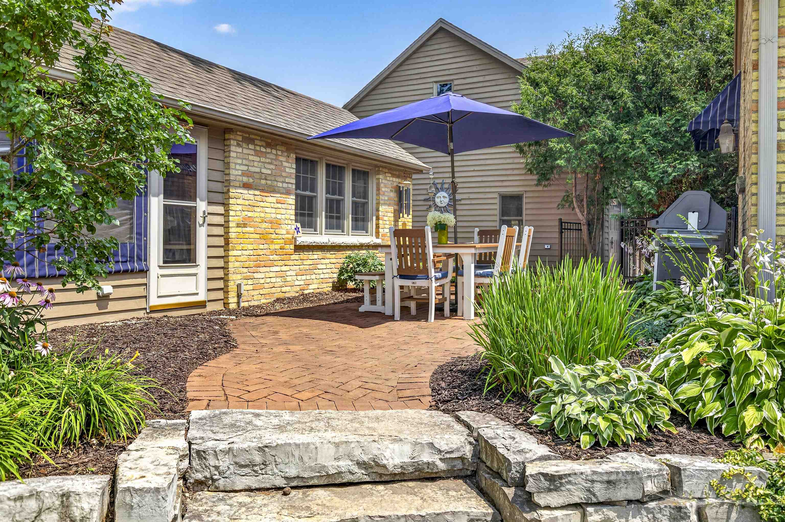 1376 LAKESHORE Drive