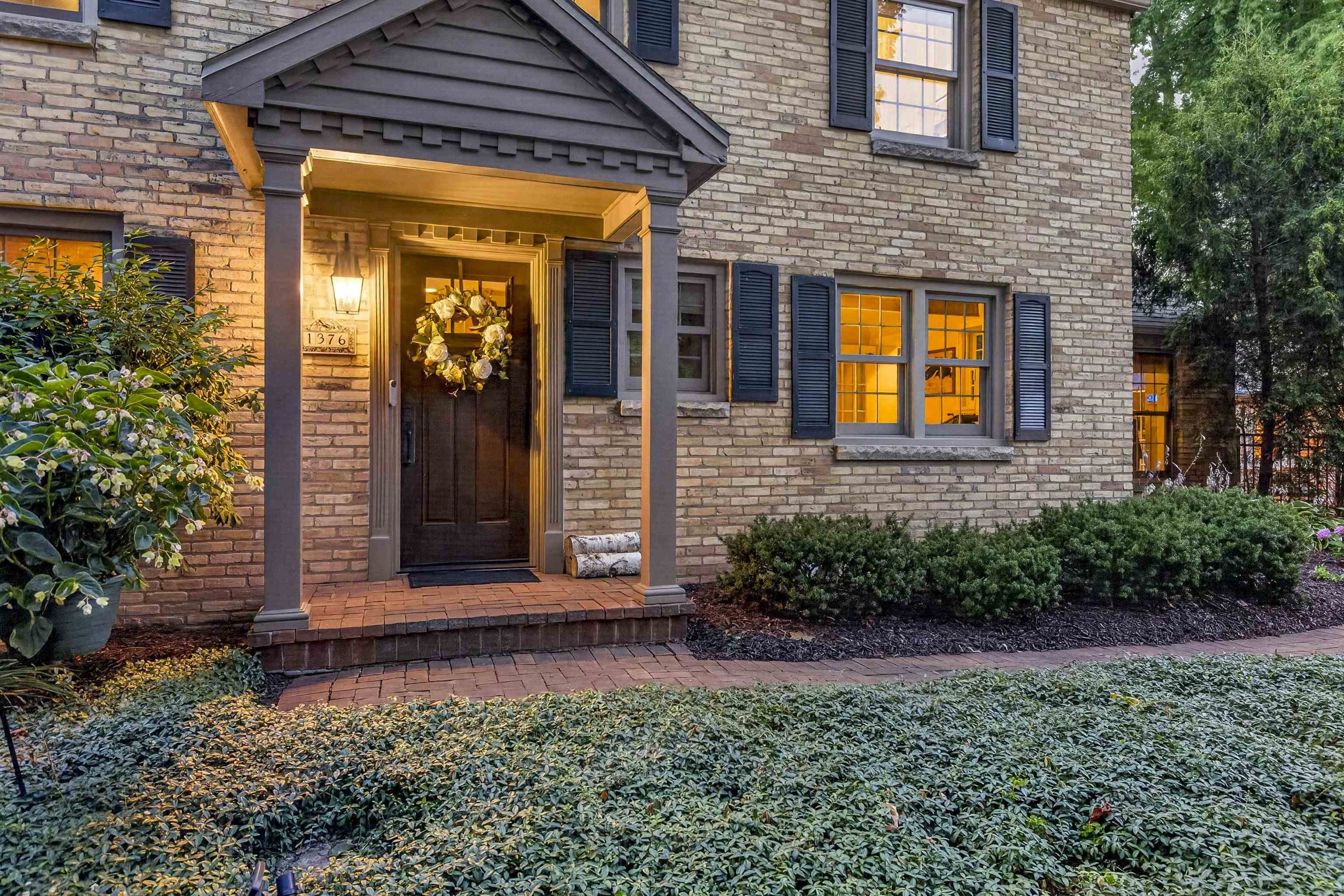 1376 LAKESHORE Drive