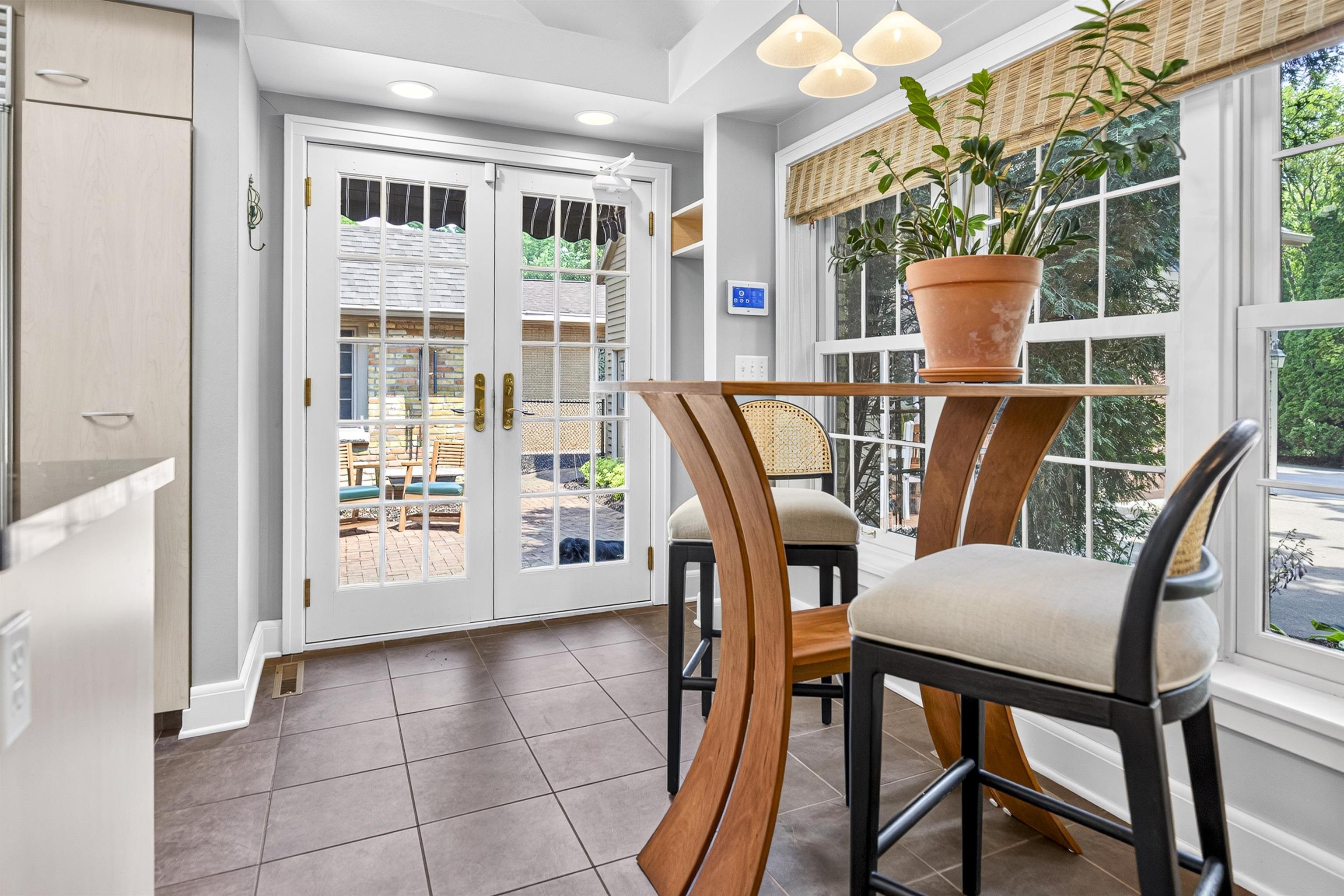 1376 LAKESHORE Drive