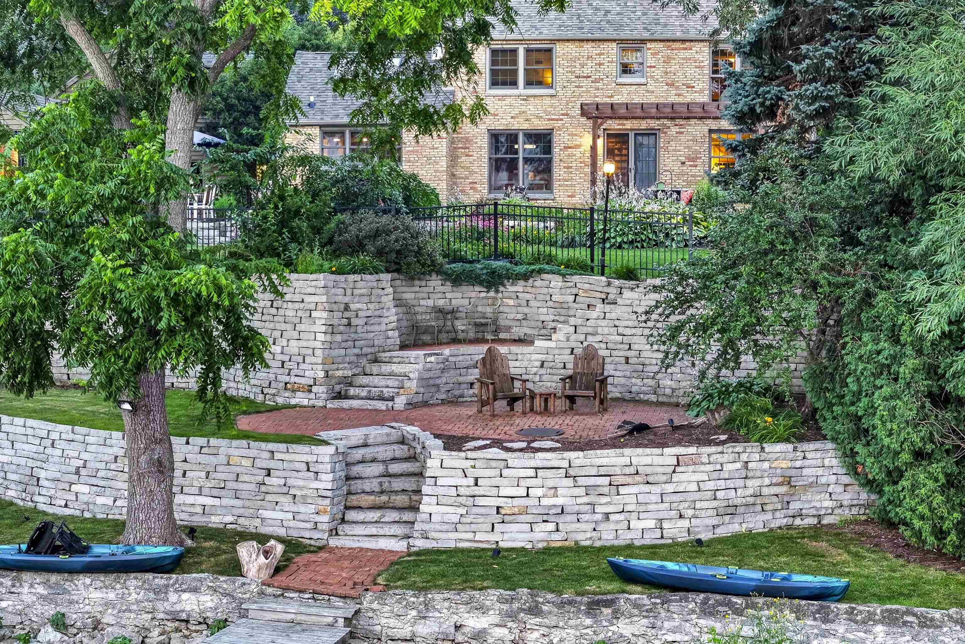 1376 LAKESHORE Drive