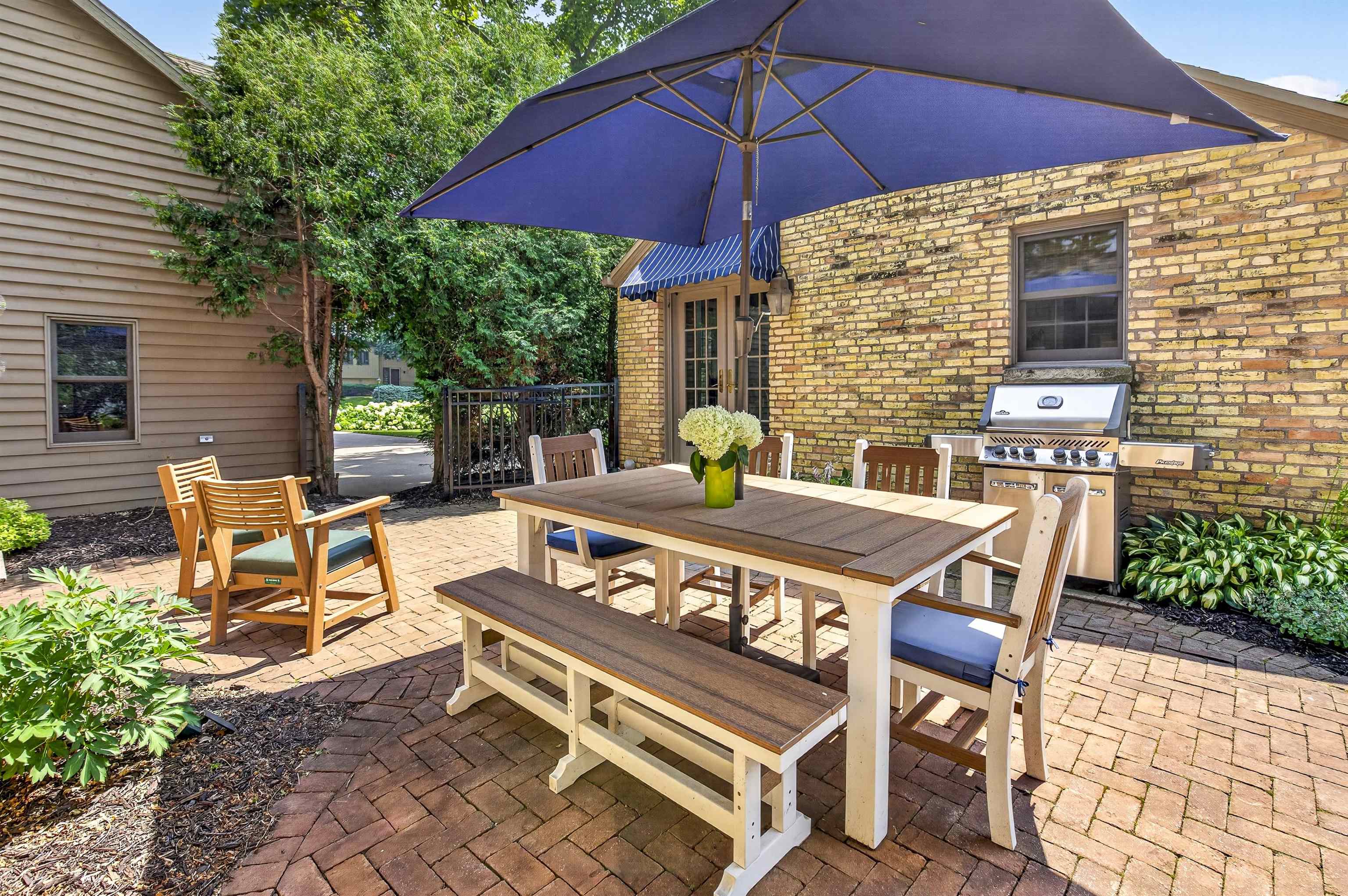 1376 LAKESHORE Drive