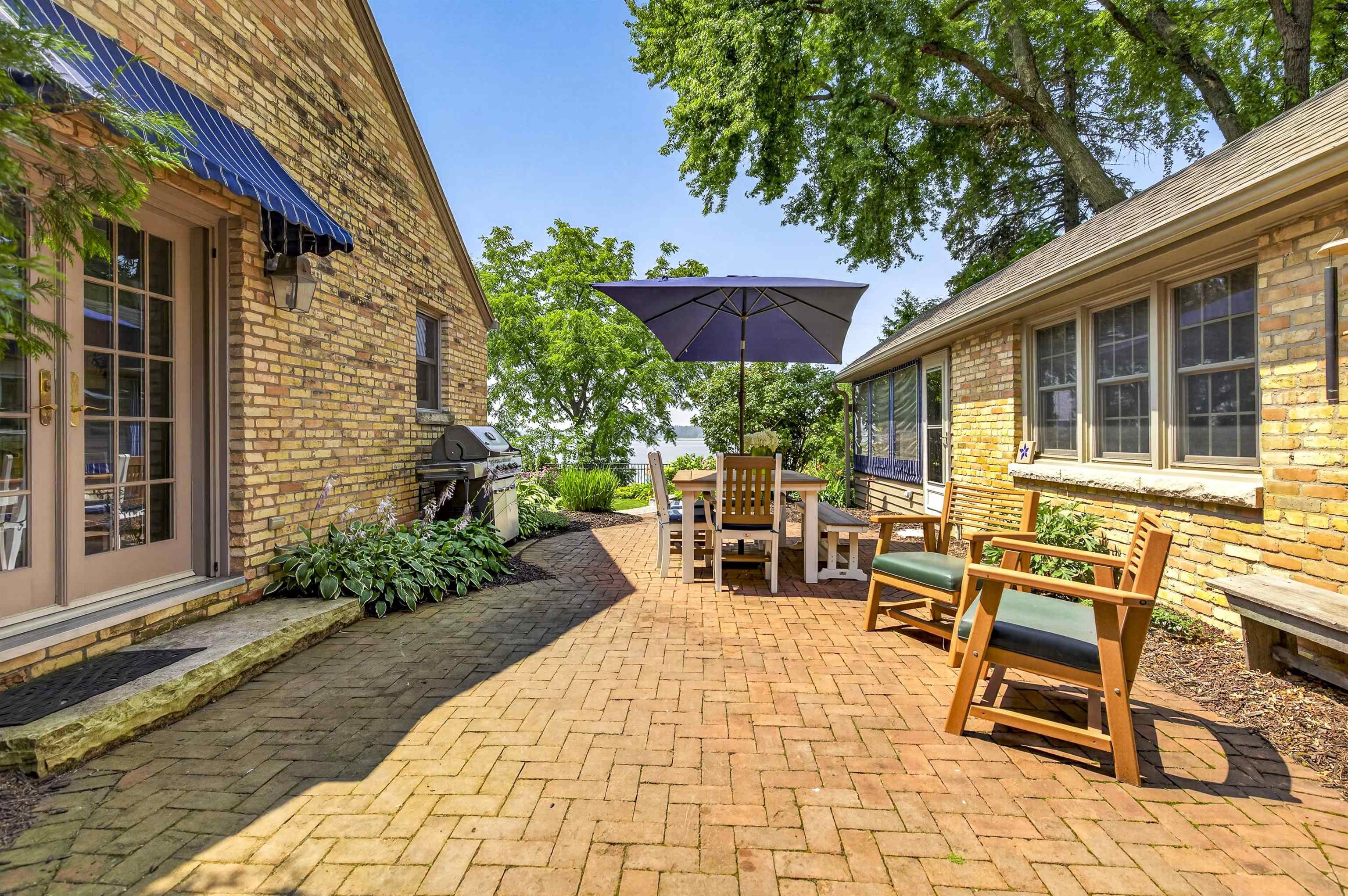 1376 LAKESHORE Drive