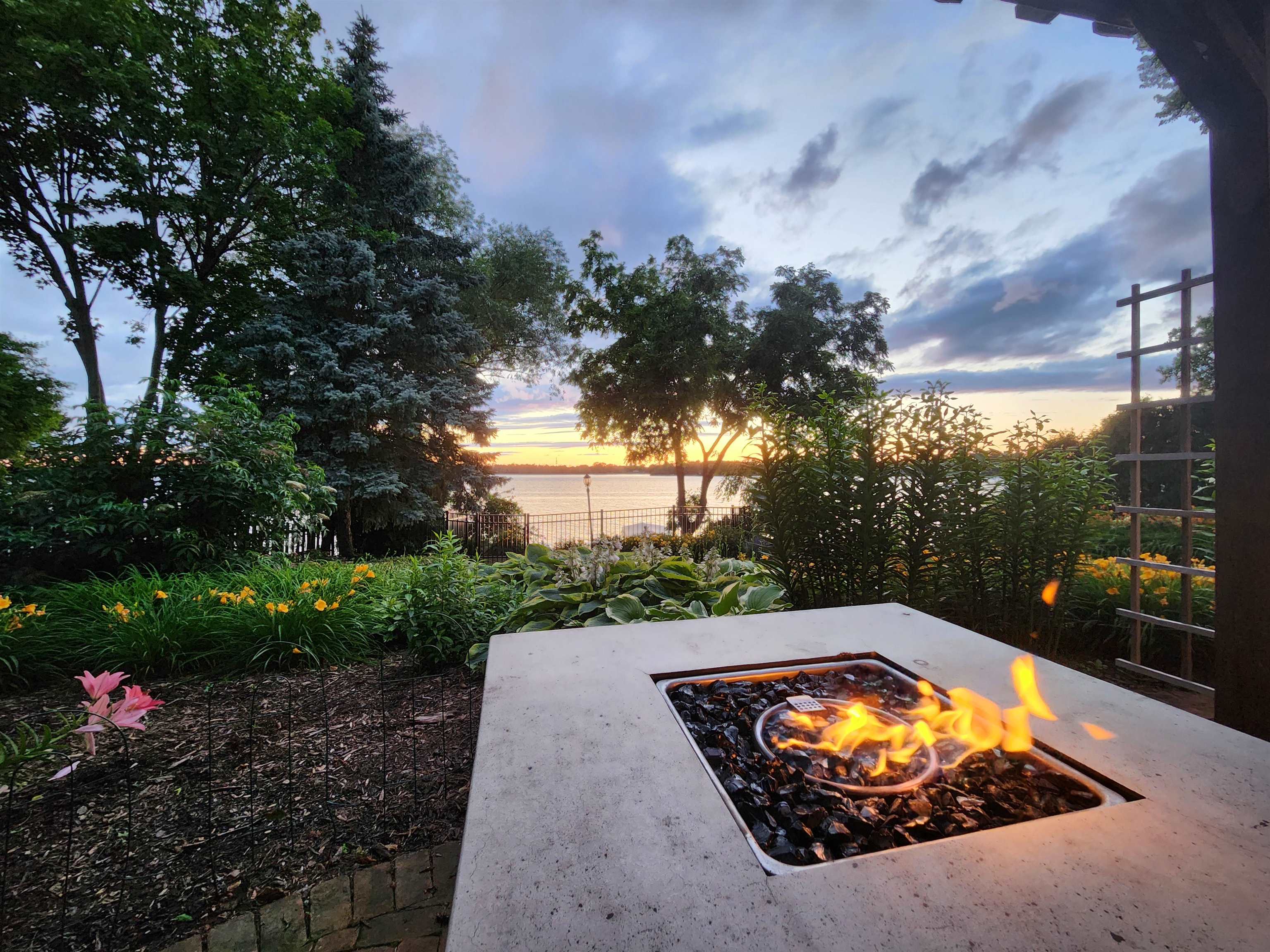 1376 LAKESHORE Drive