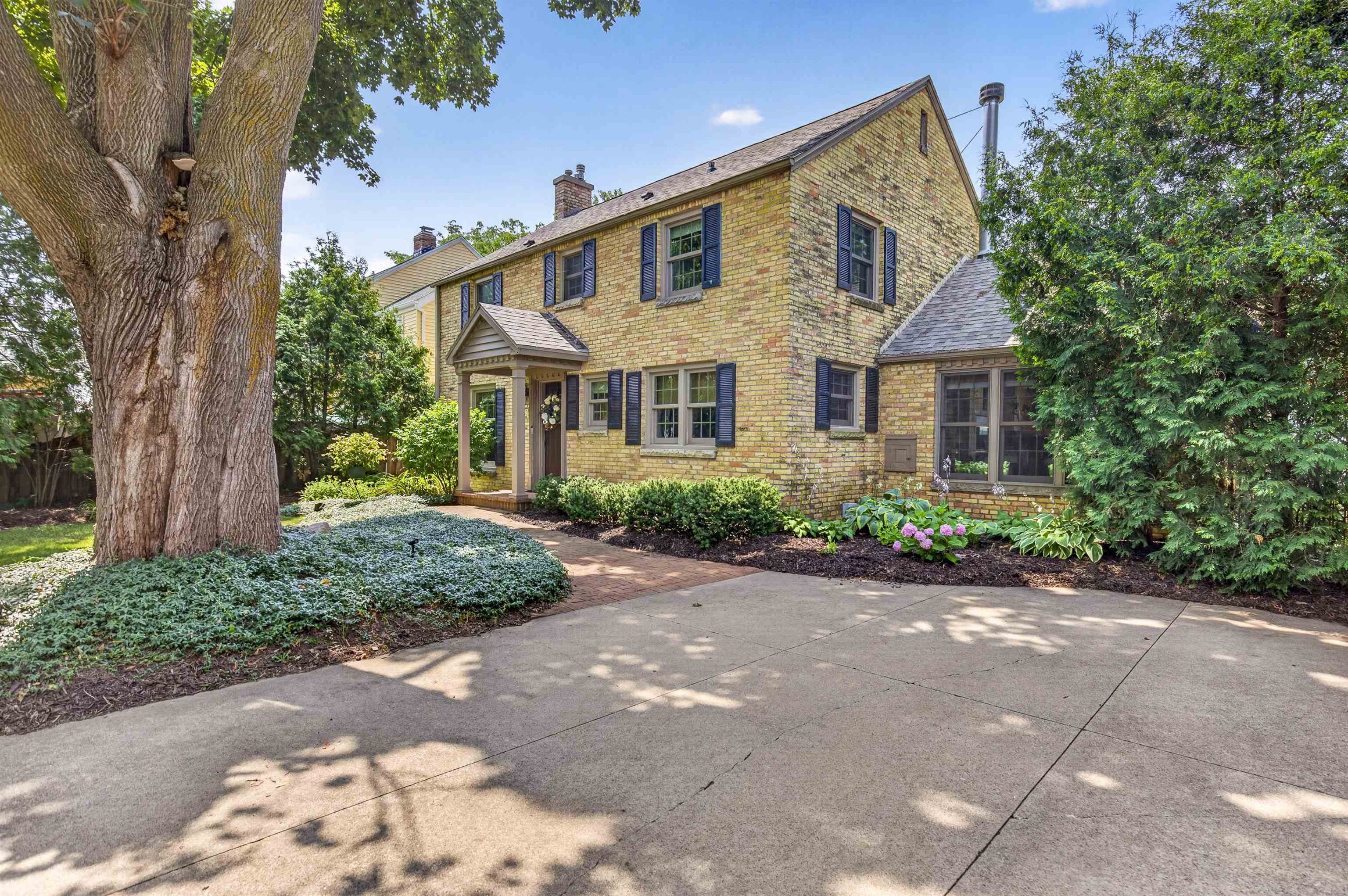 1376 LAKESHORE Drive