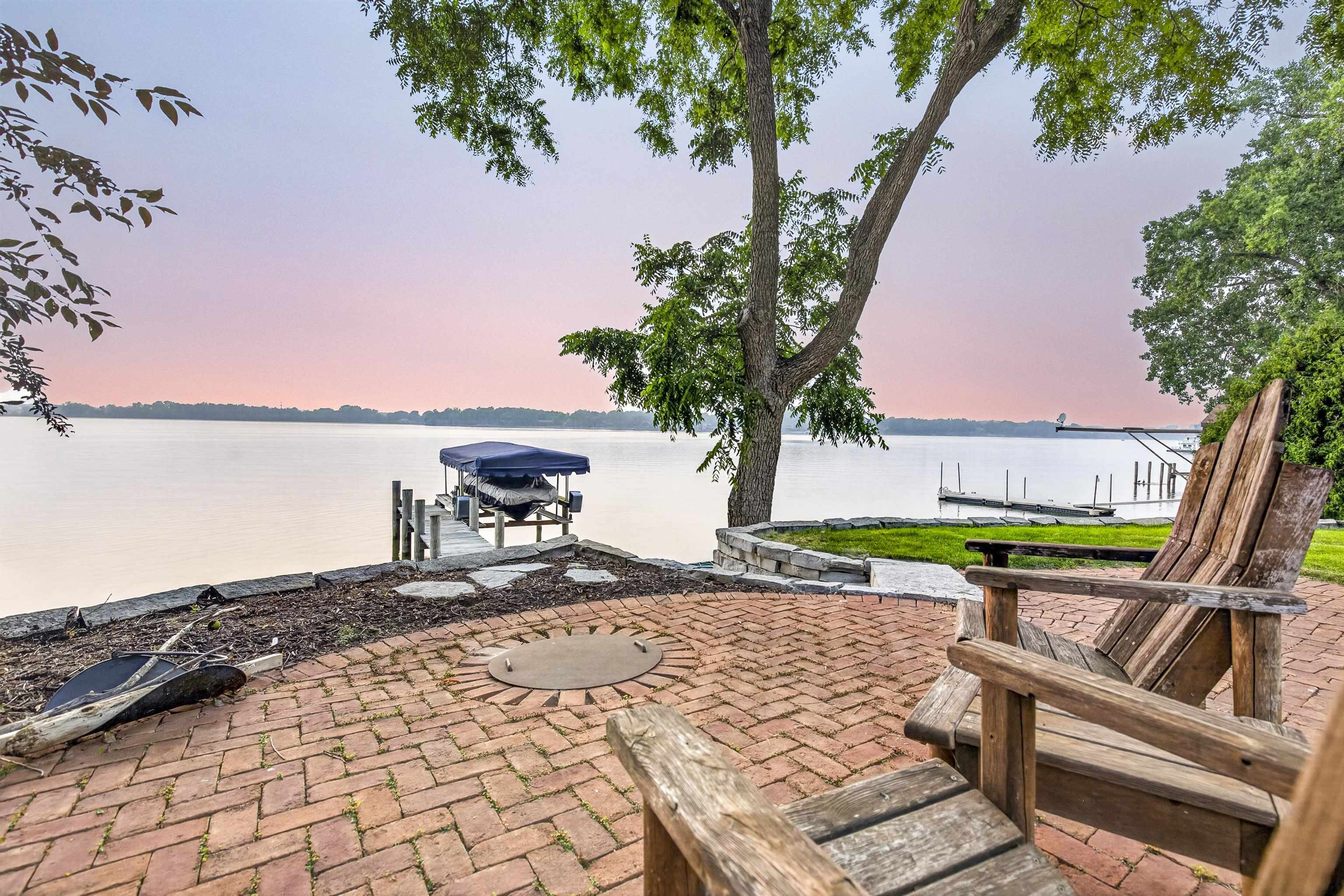 1376 LAKESHORE Drive
