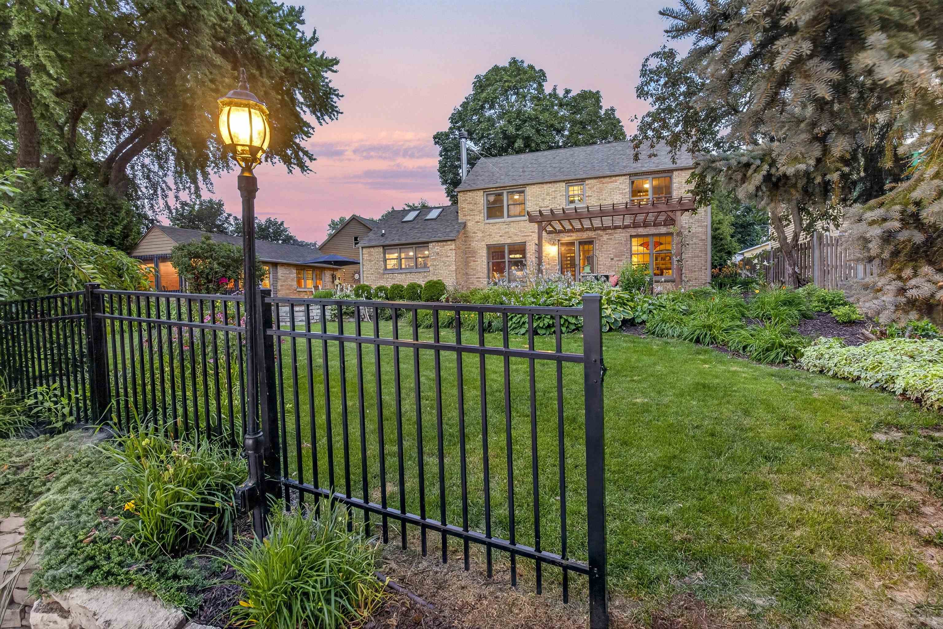1376 LAKESHORE Drive