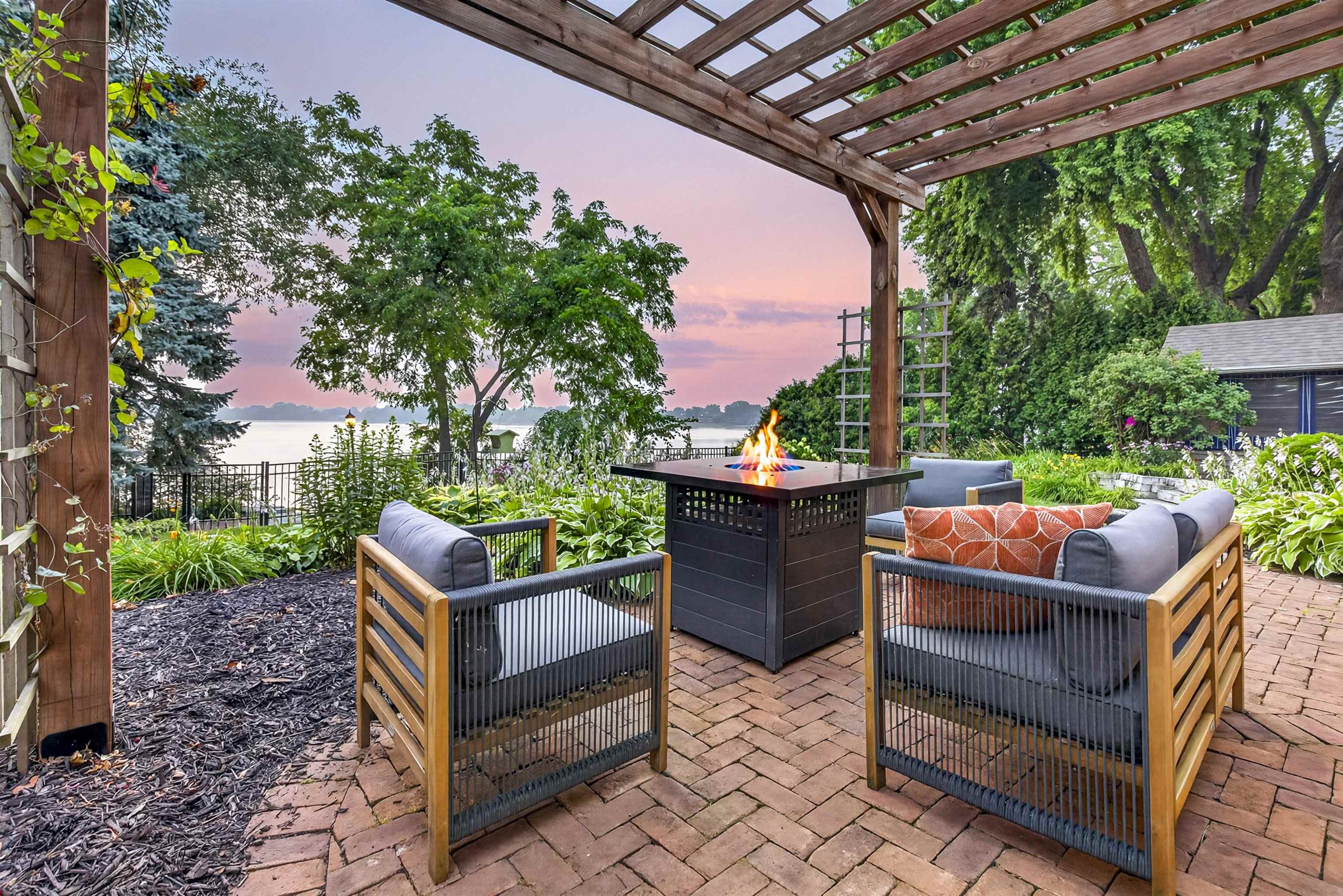 1376 LAKESHORE Drive
