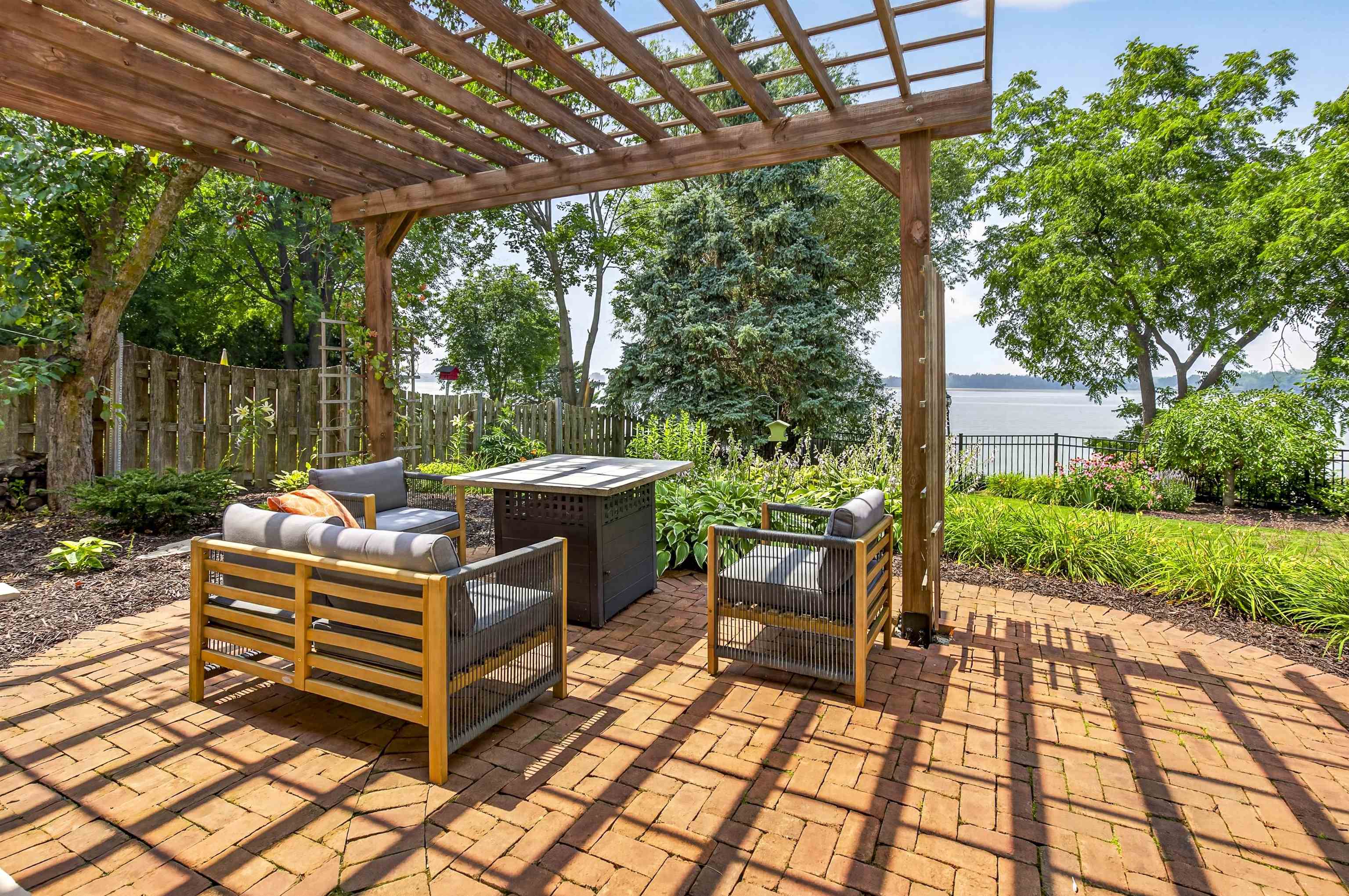 1376 LAKESHORE Drive