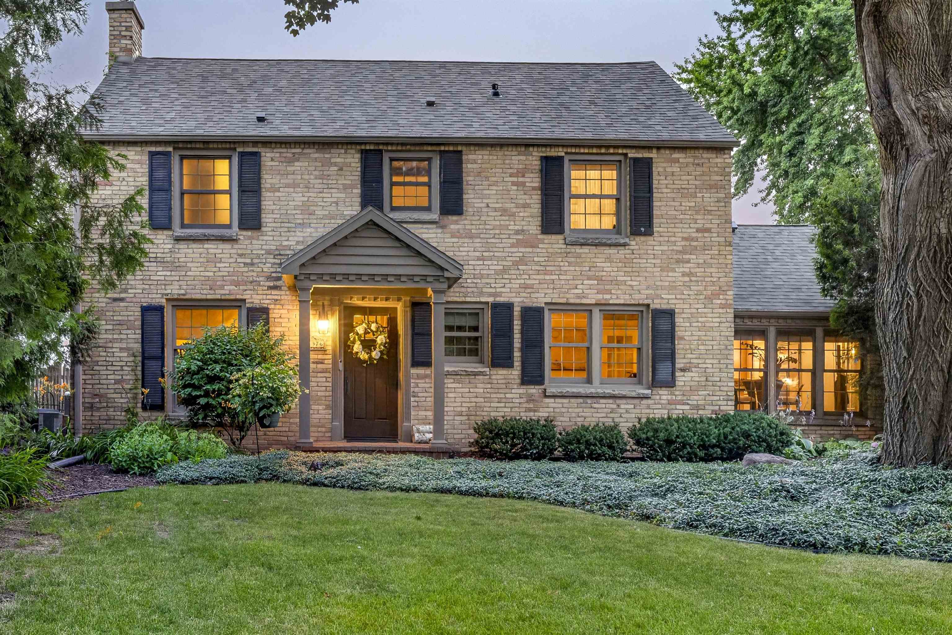 1376 LAKESHORE Drive