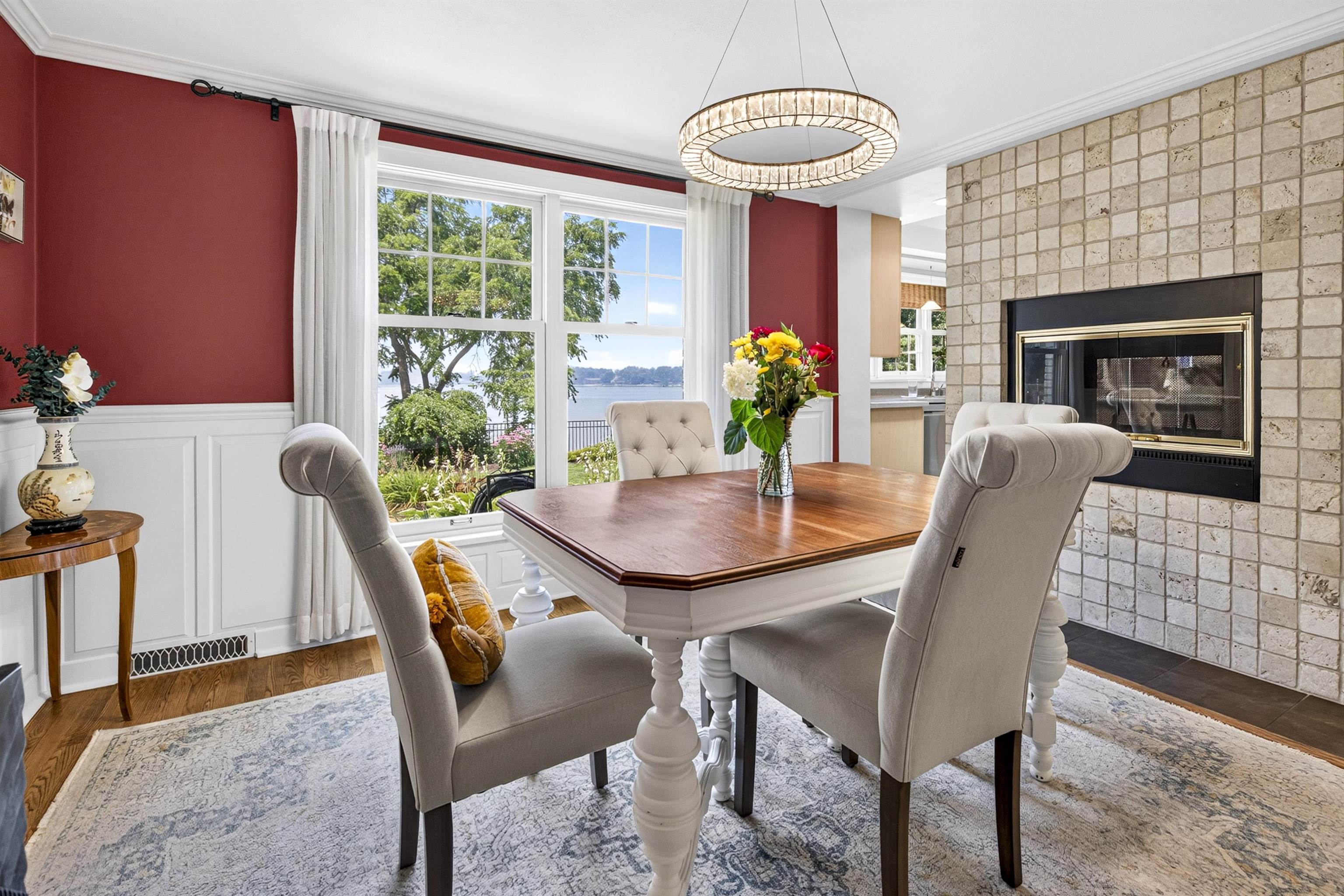 1376 LAKESHORE Drive