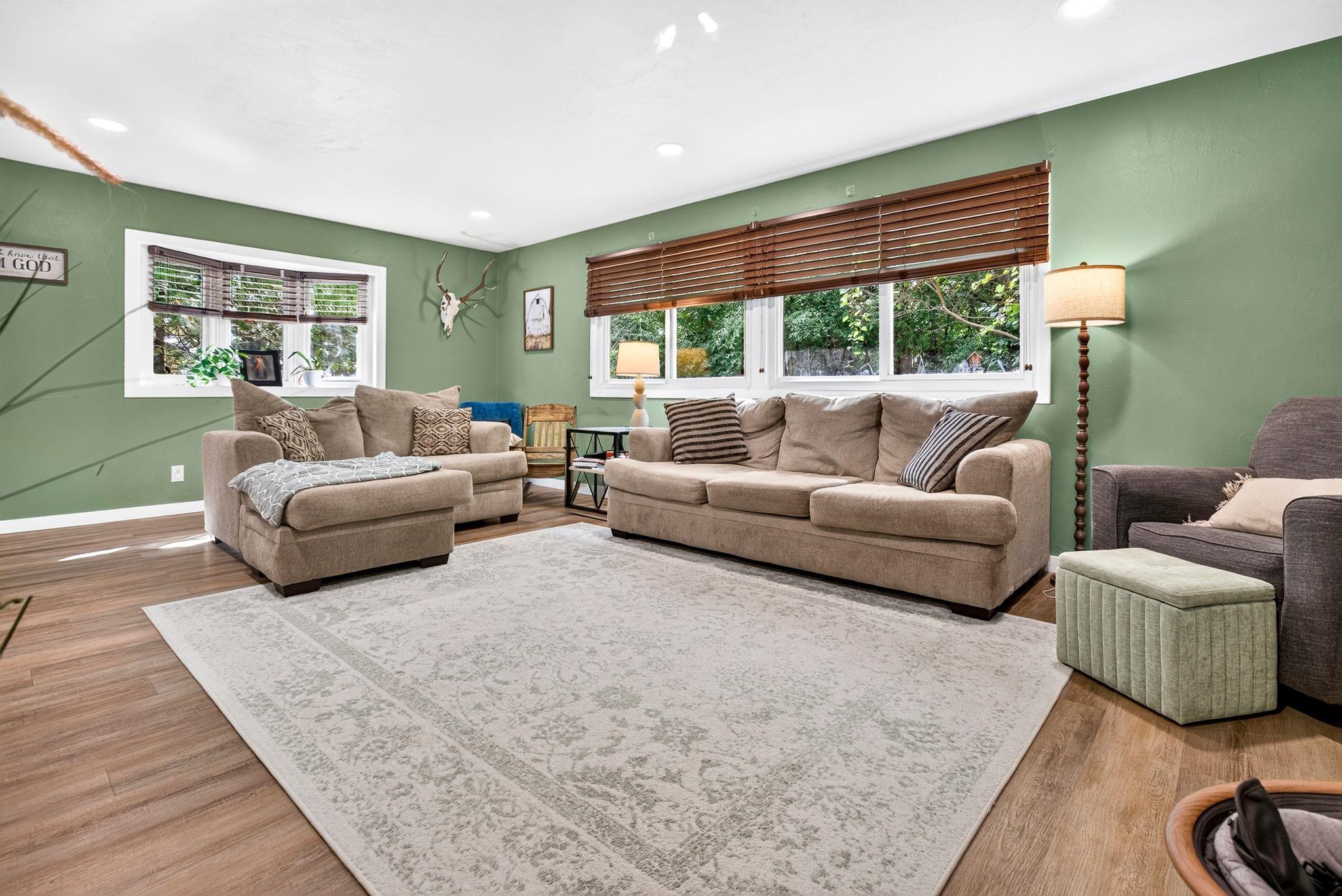 1730 W EDGEWOOD Drive