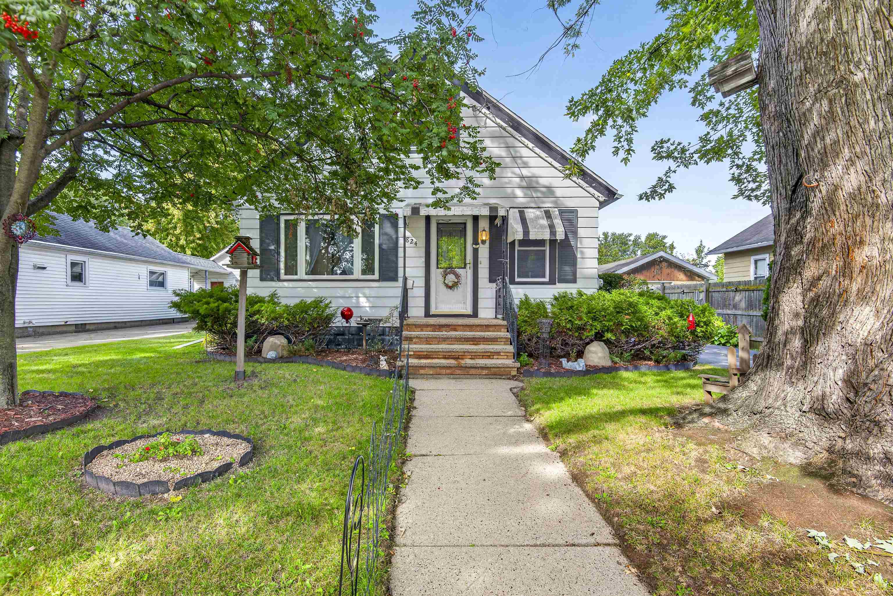824 W HAWES Avenue