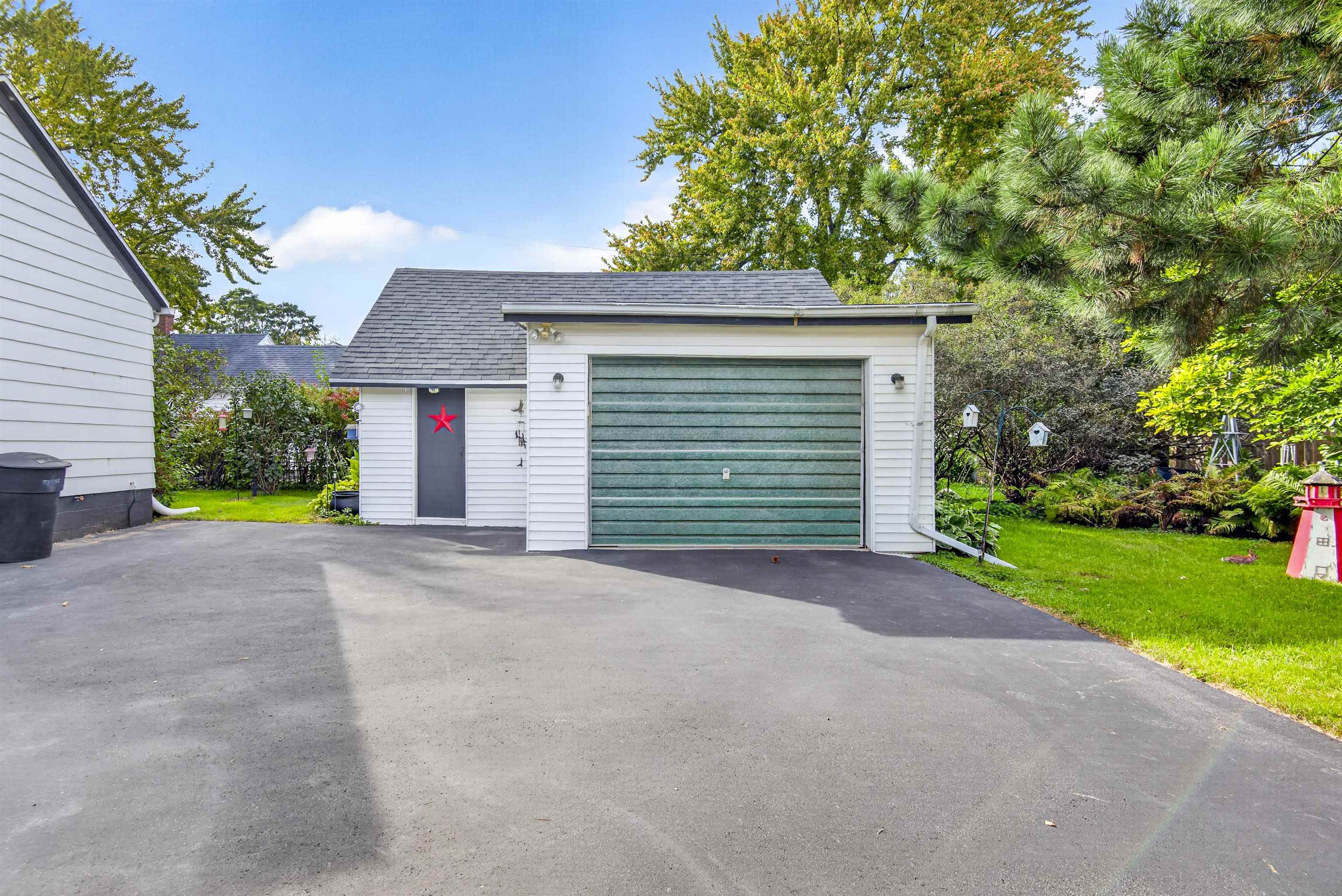824 W HAWES Avenue