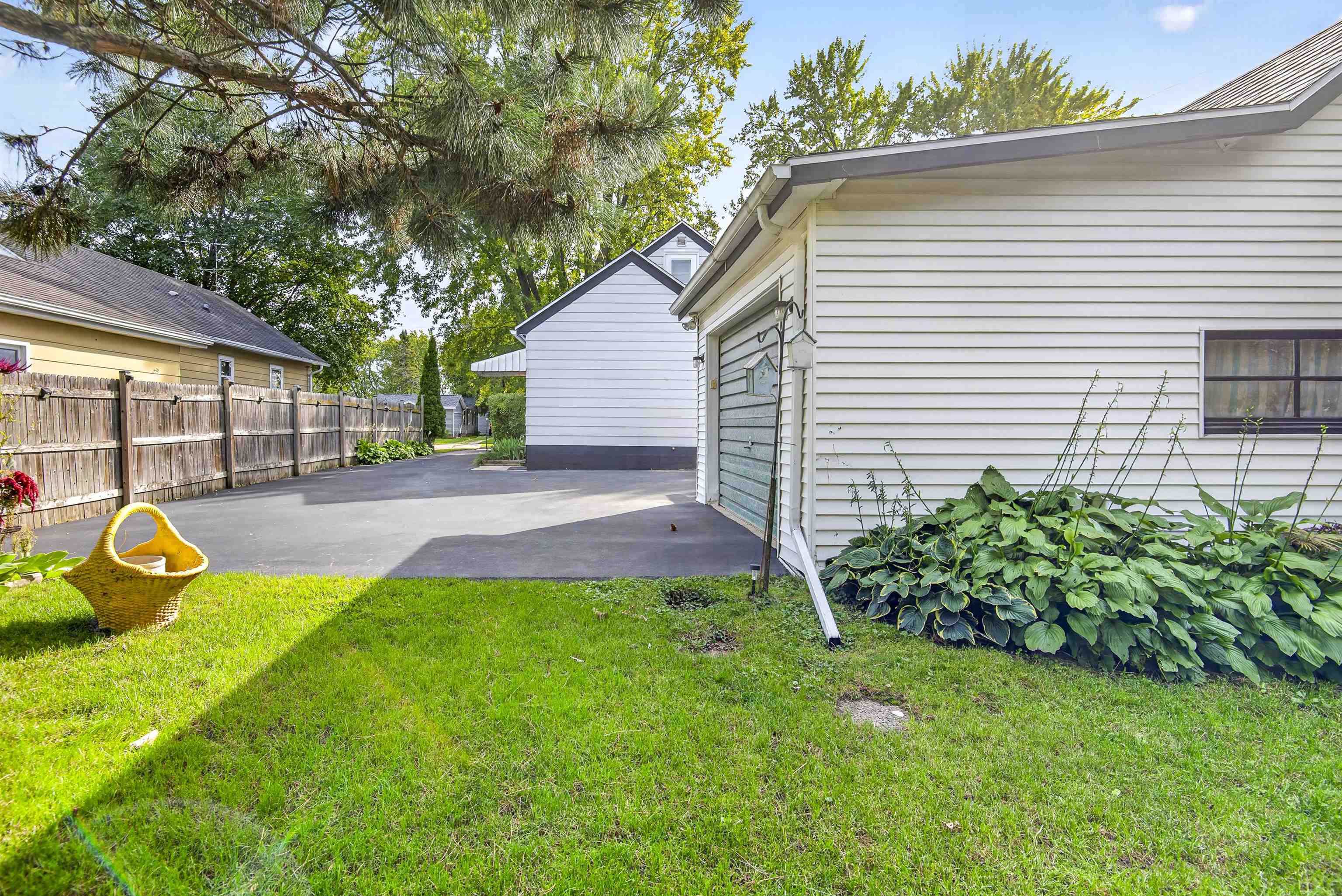 824 W HAWES Avenue