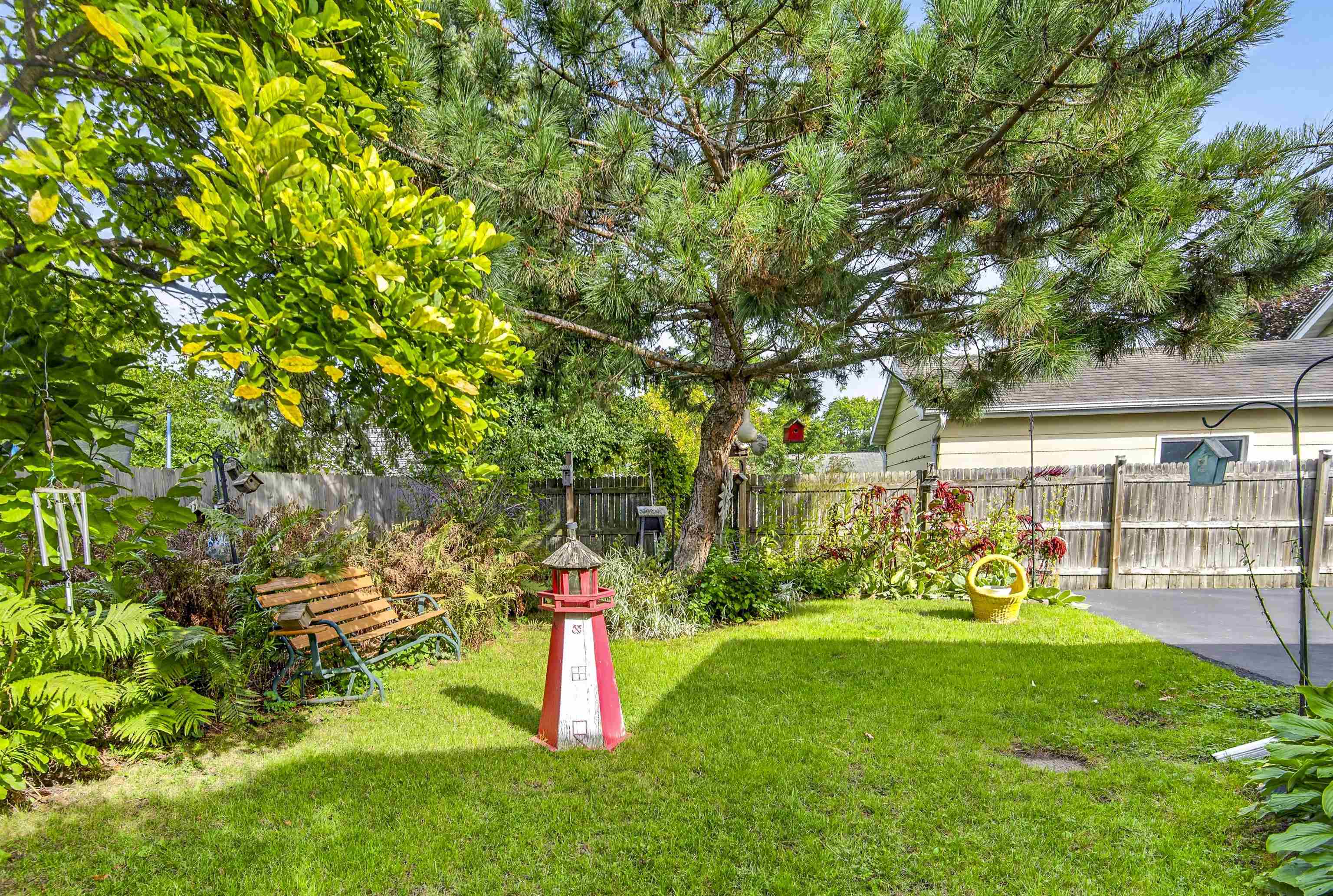 824 W HAWES Avenue