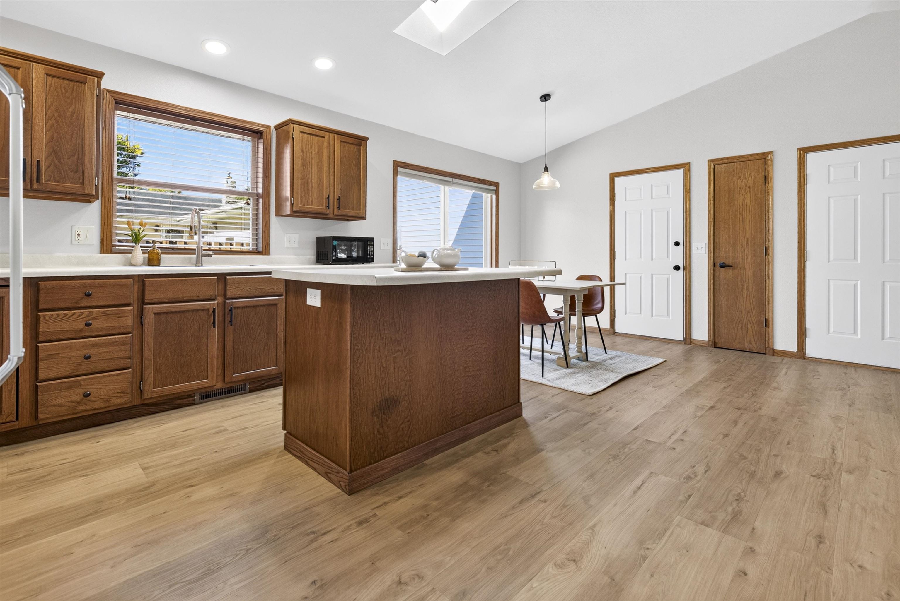 613 W 9TH Street