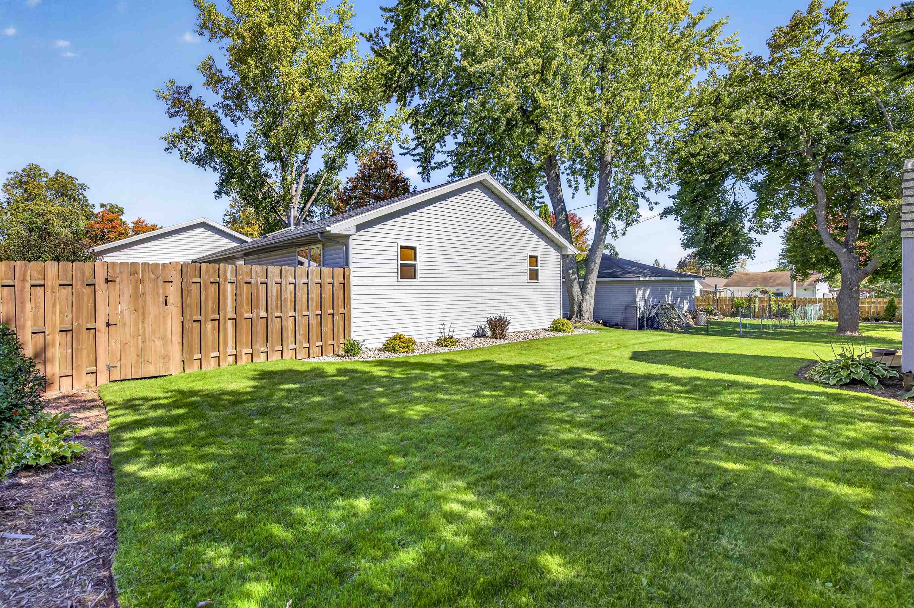613 W 9TH Street