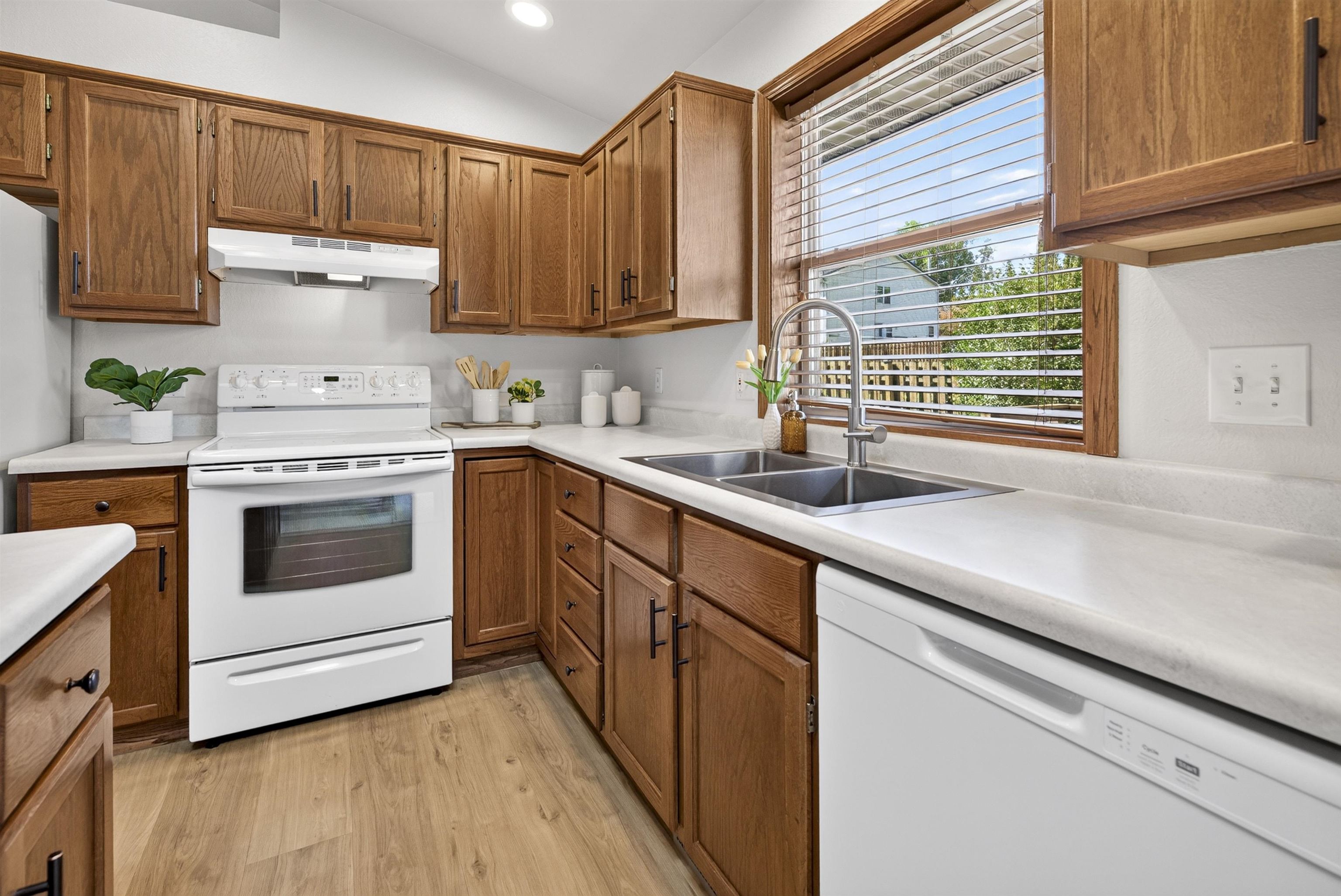 613 W 9TH Street