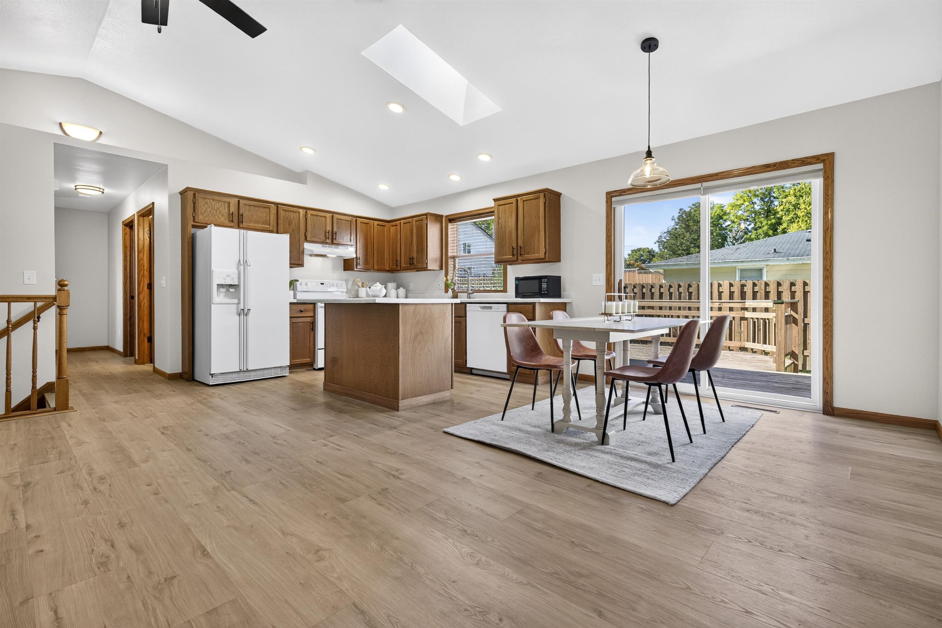 613 W 9TH Street