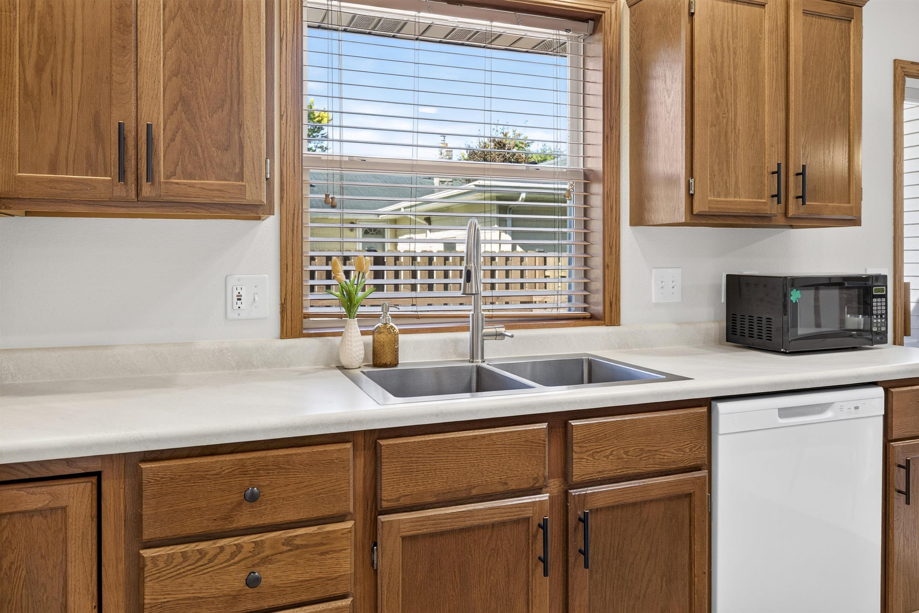 613 W 9TH Street