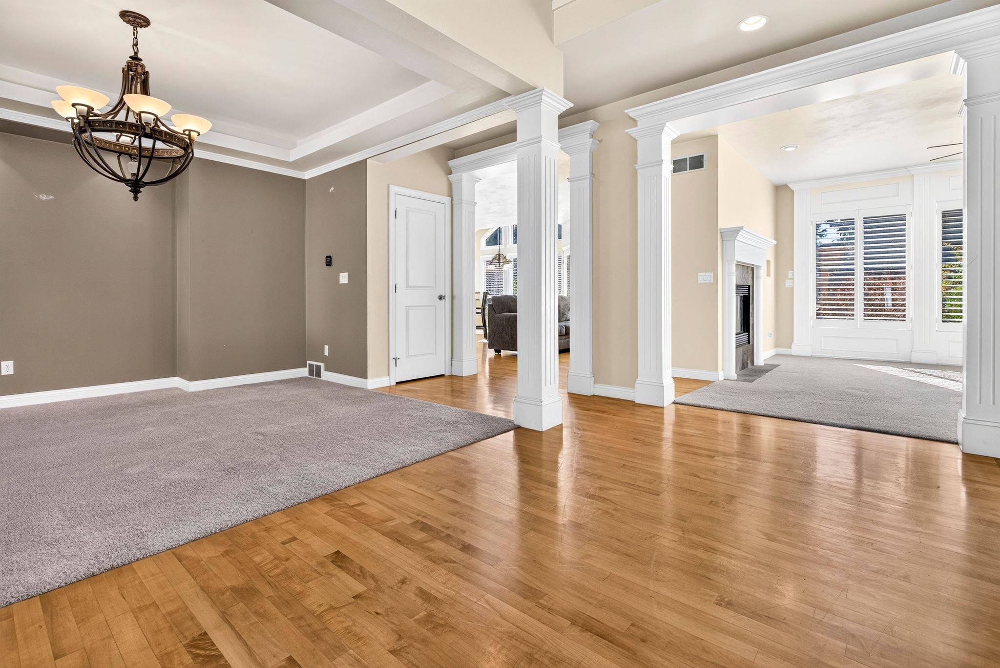 309 E WENTWORTH Lane