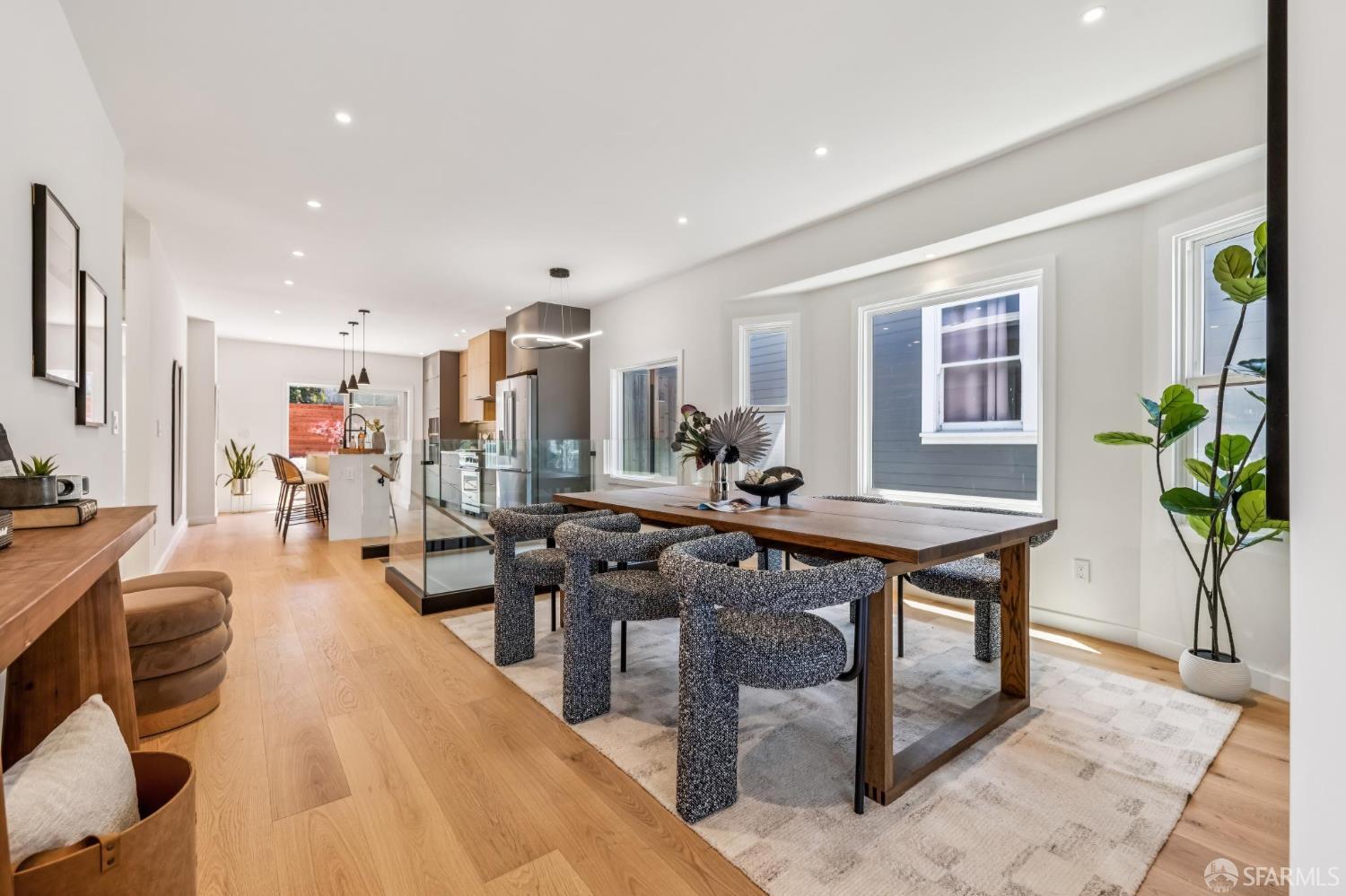 323 Chicago Way
