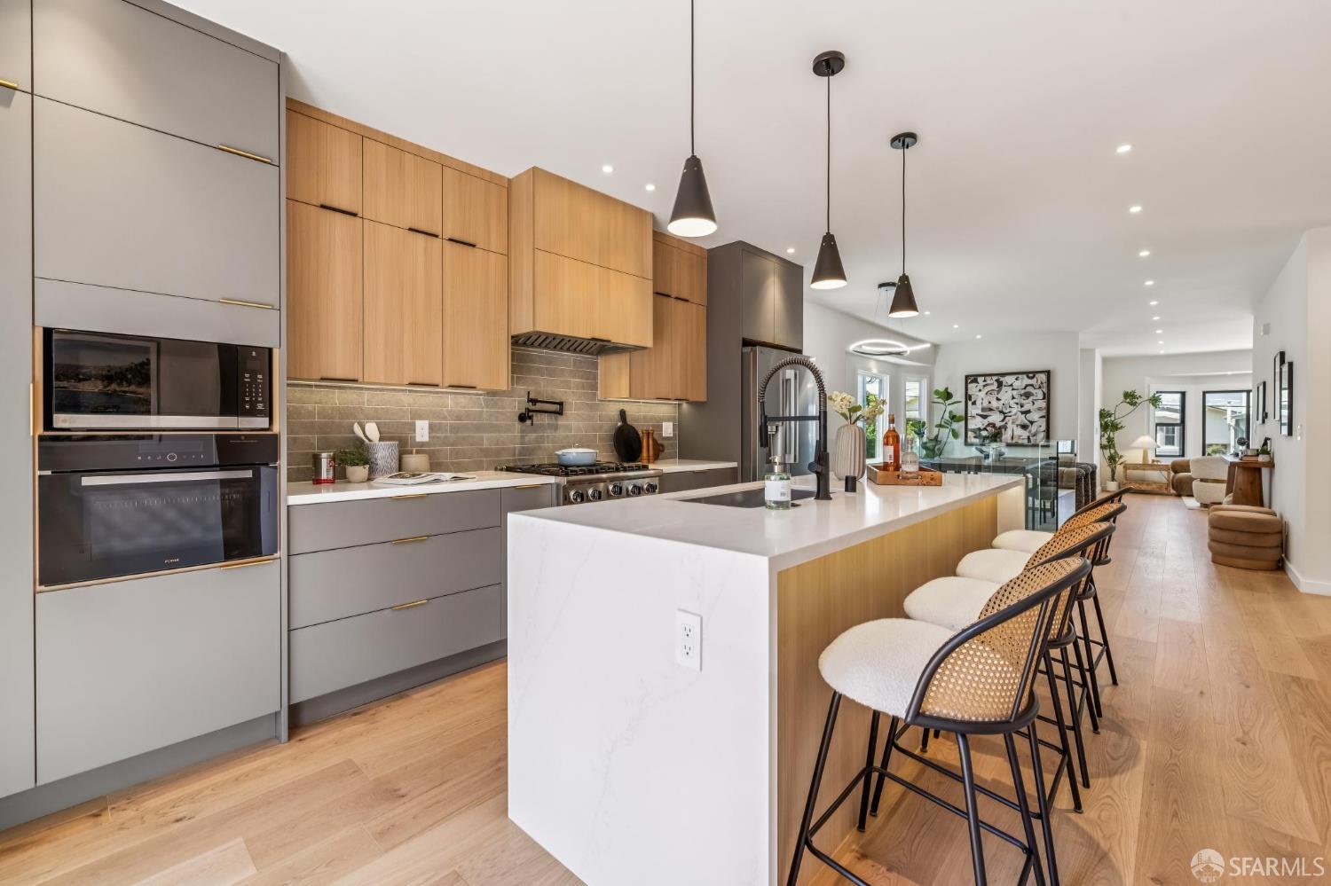 323 Chicago Way