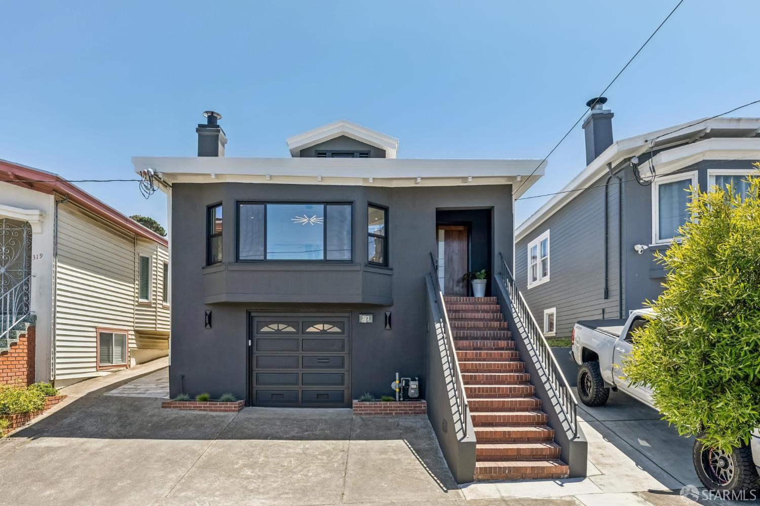 323 Chicago Way