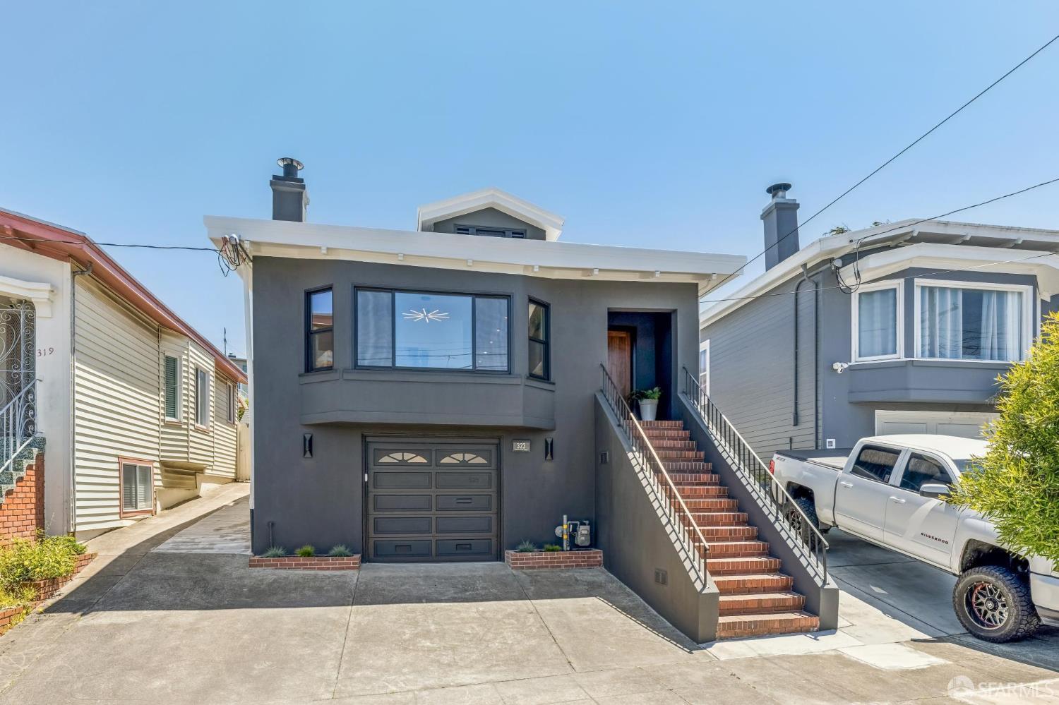 323 Chicago Way