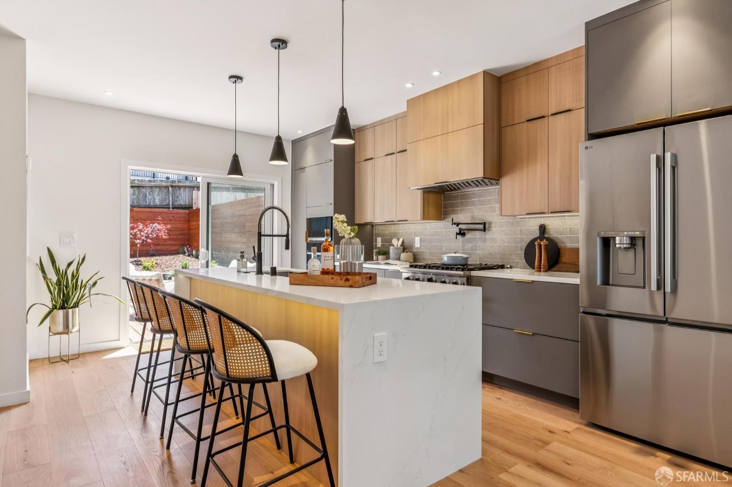 323 Chicago Way