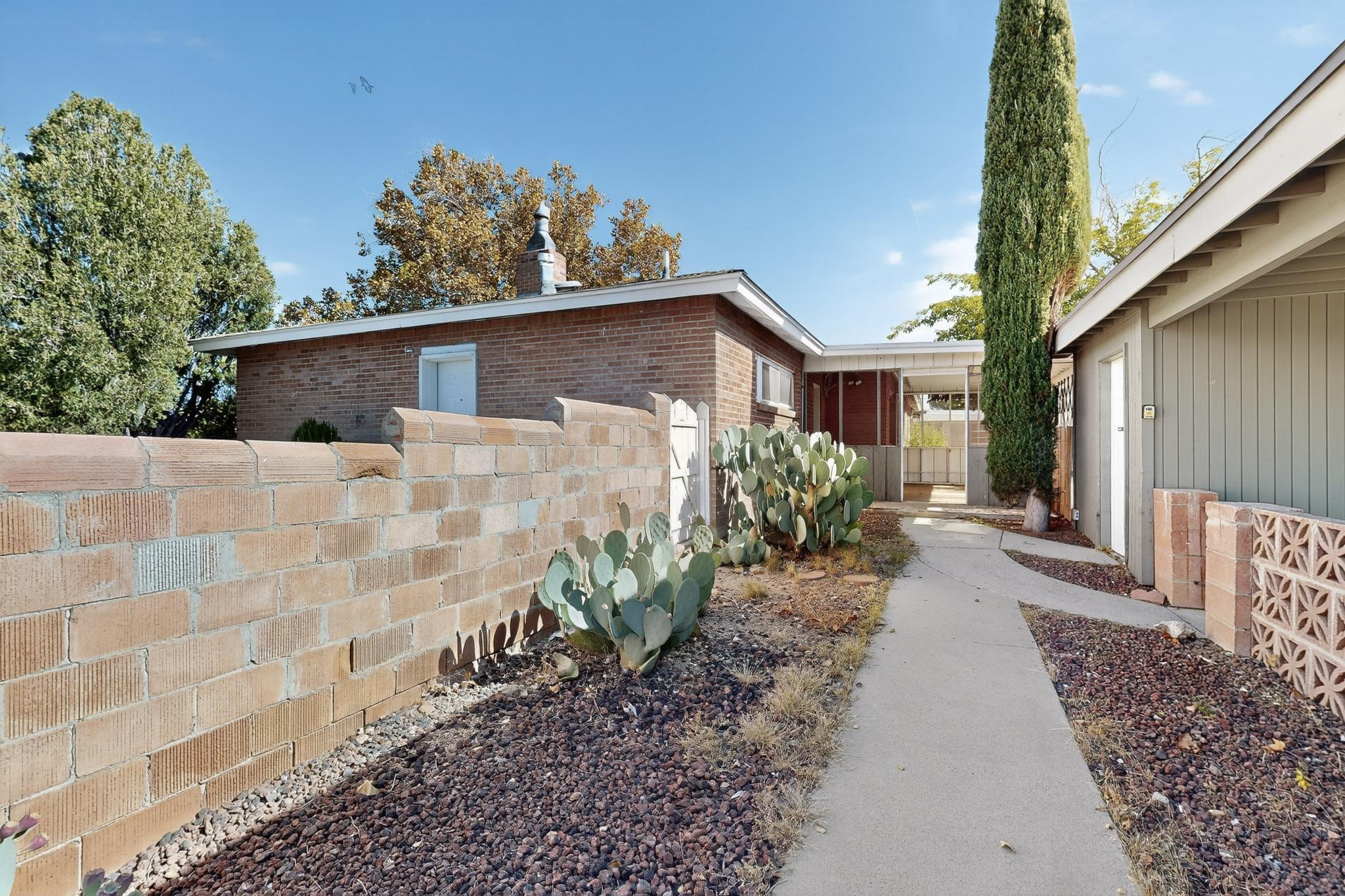 8802 Candelaria Road NE