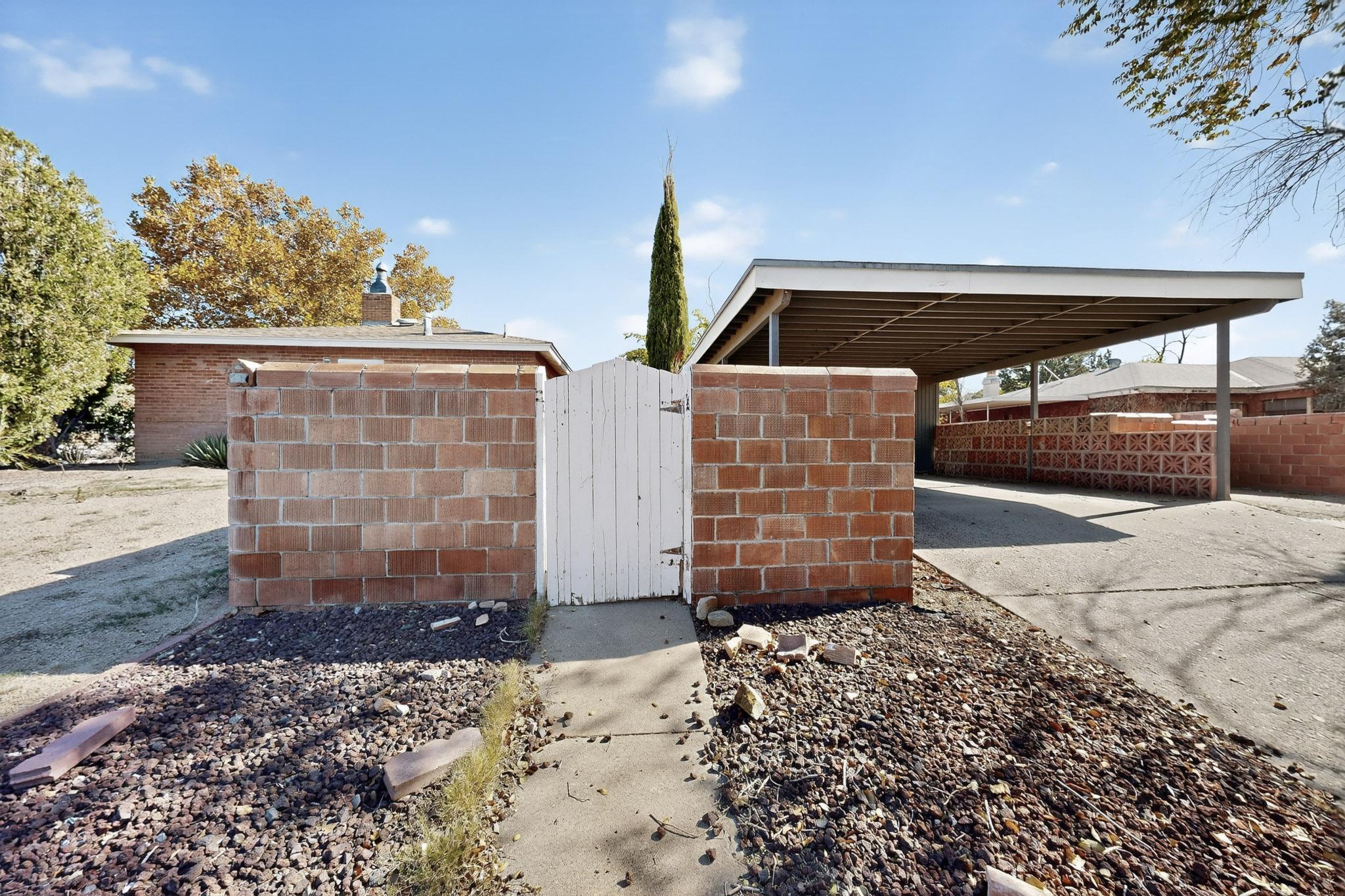 8802 Candelaria Road NE