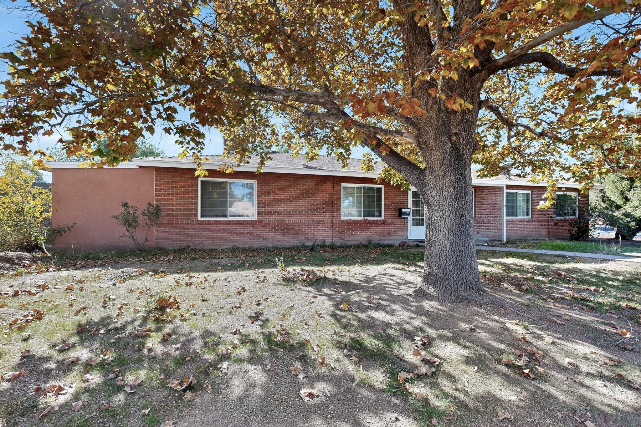 8802 Candelaria Road NE