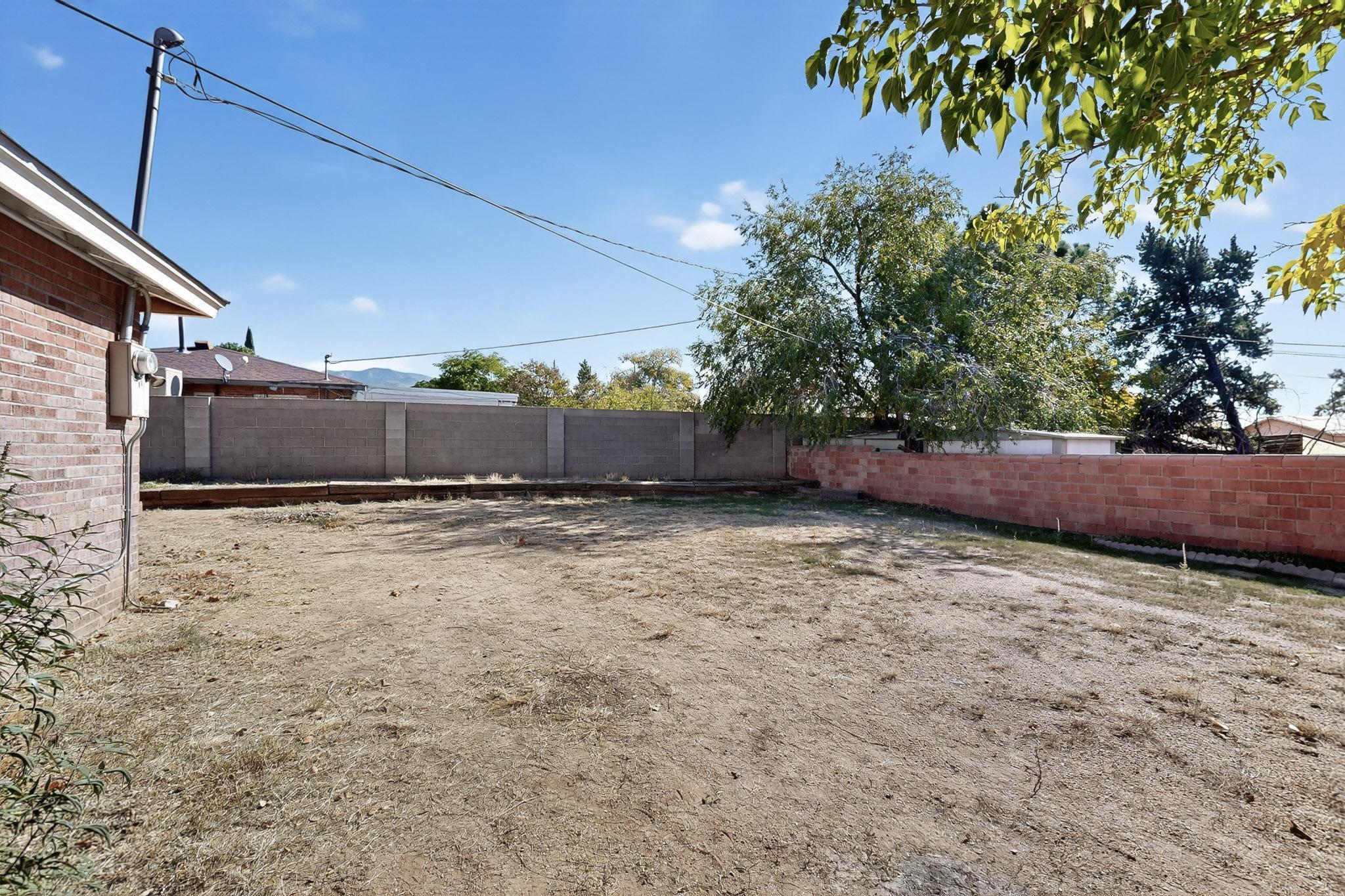8802 Candelaria Road NE