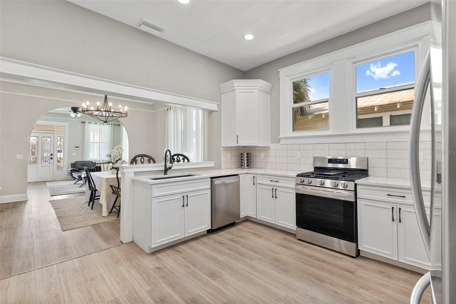 1917 W LEMON ST